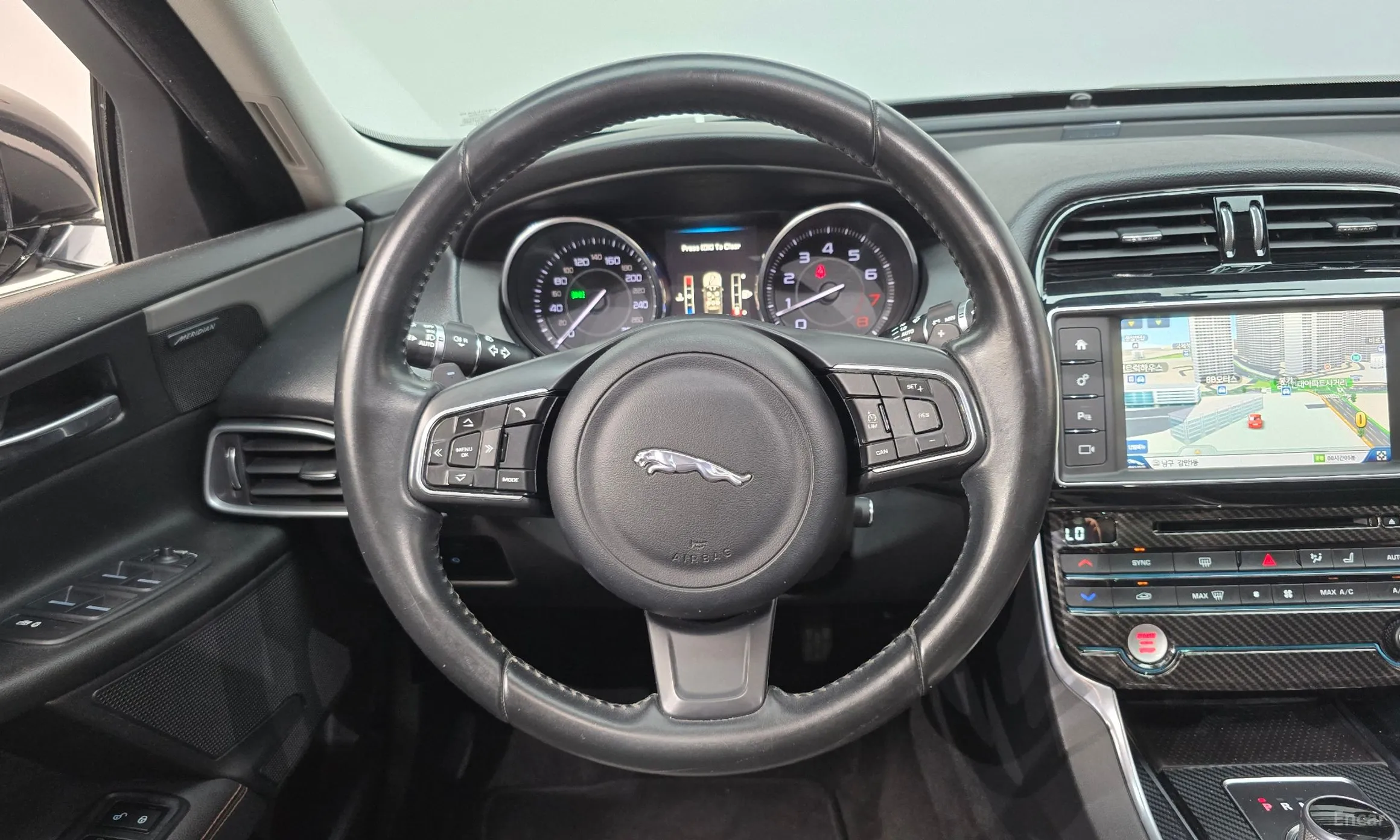Jaguar XE превью 13