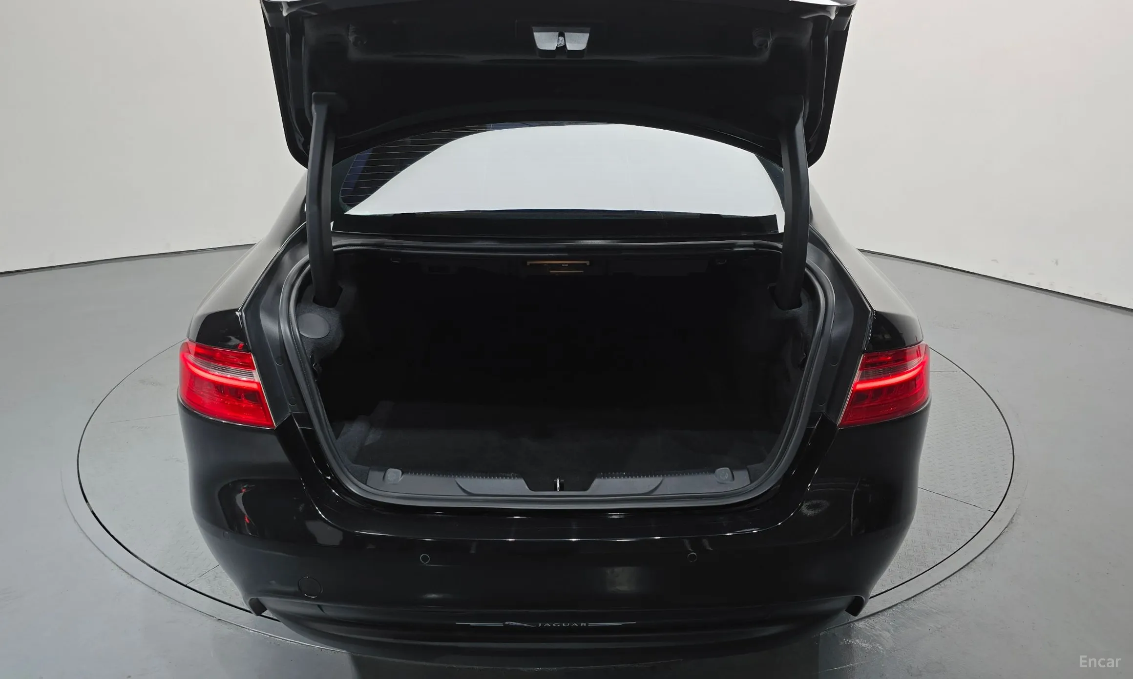 Jaguar XE превью 20