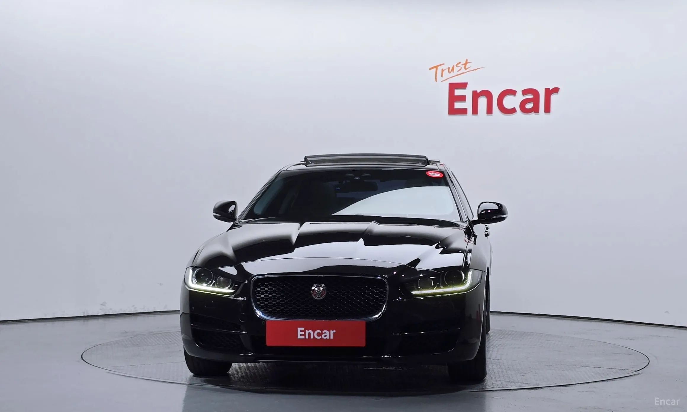 Jaguar XE превью 3