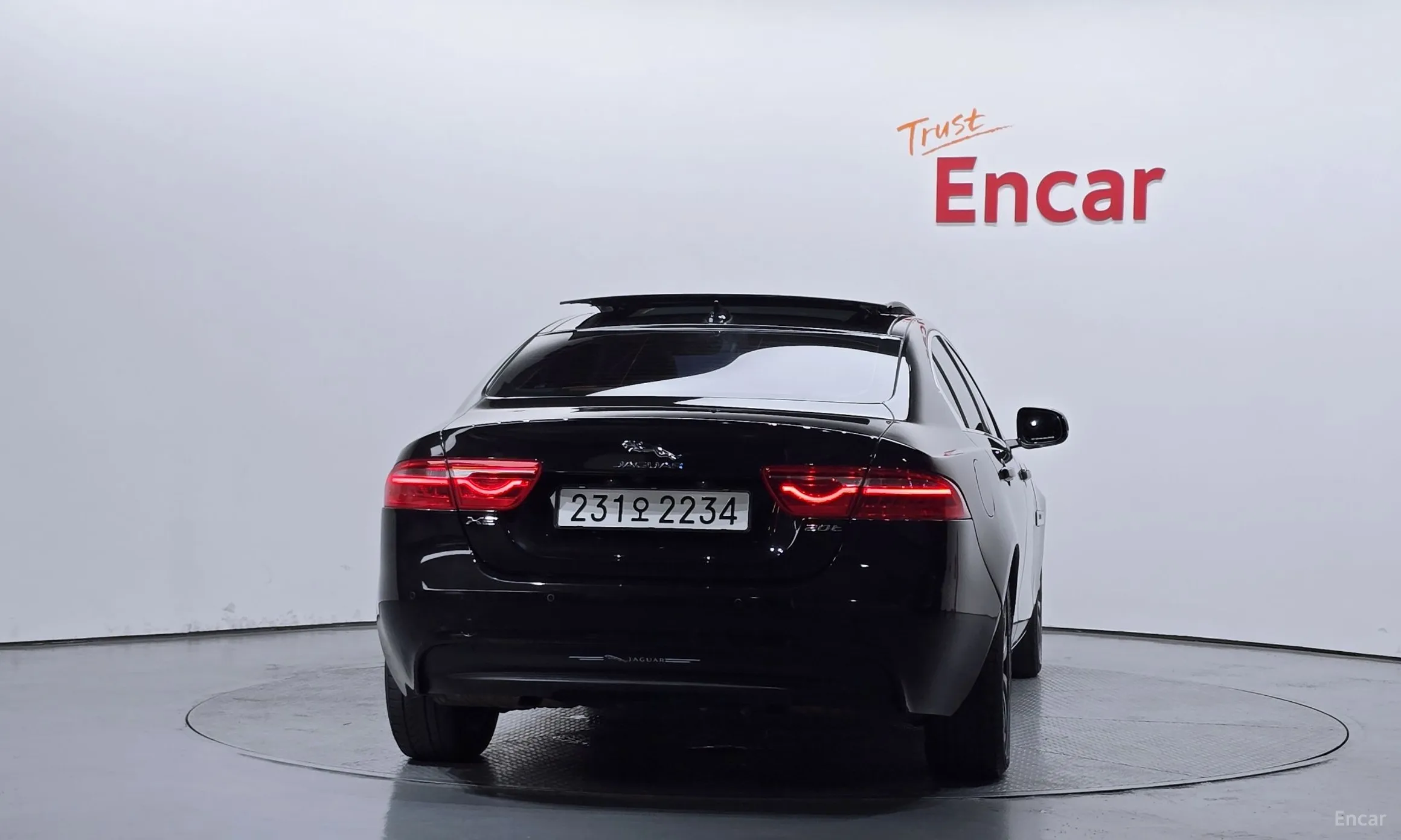 Jaguar XE превью 4