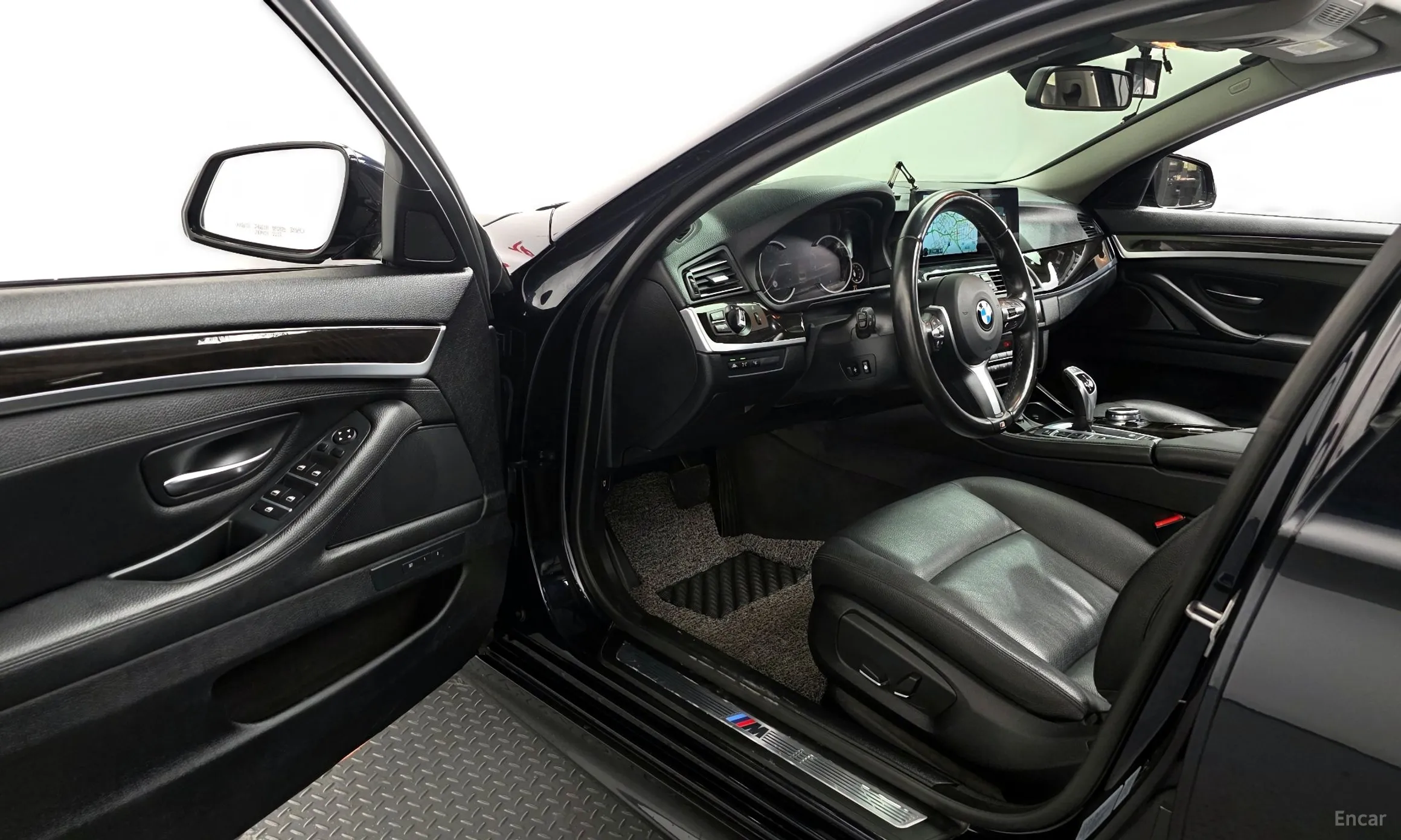 BMW 5 Series (F10) превью 10
