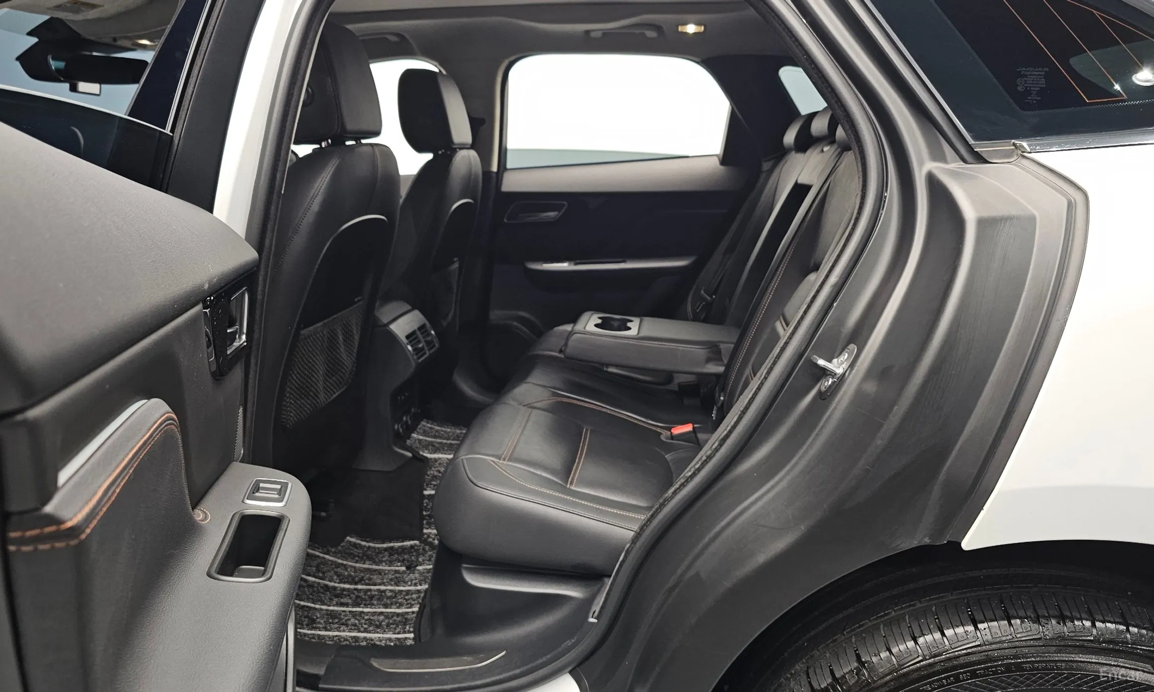 Jaguar F-PACE превью 12