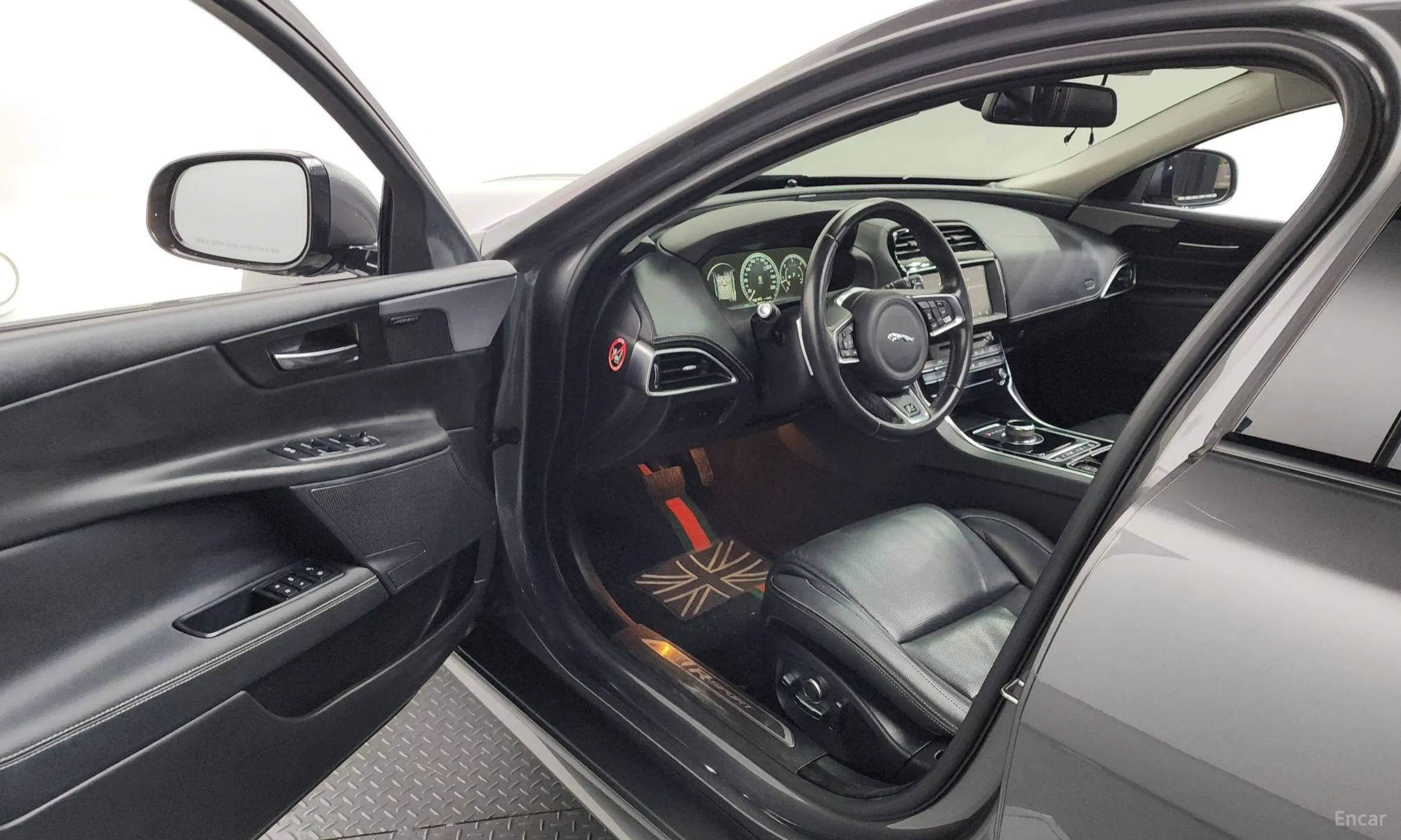 Jaguar XE превью 10