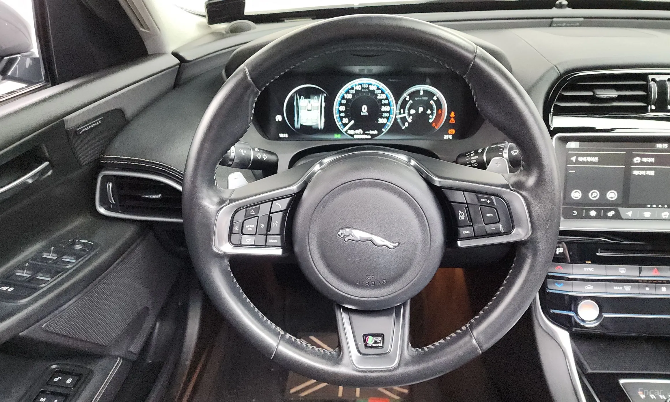 Jaguar XE превью 15