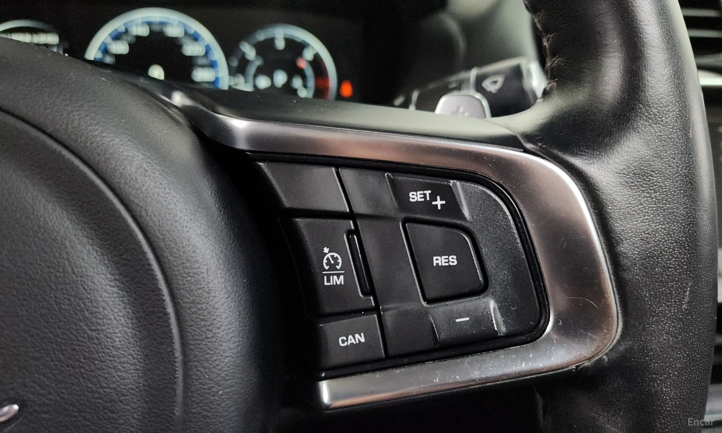 Jaguar XE превью 18