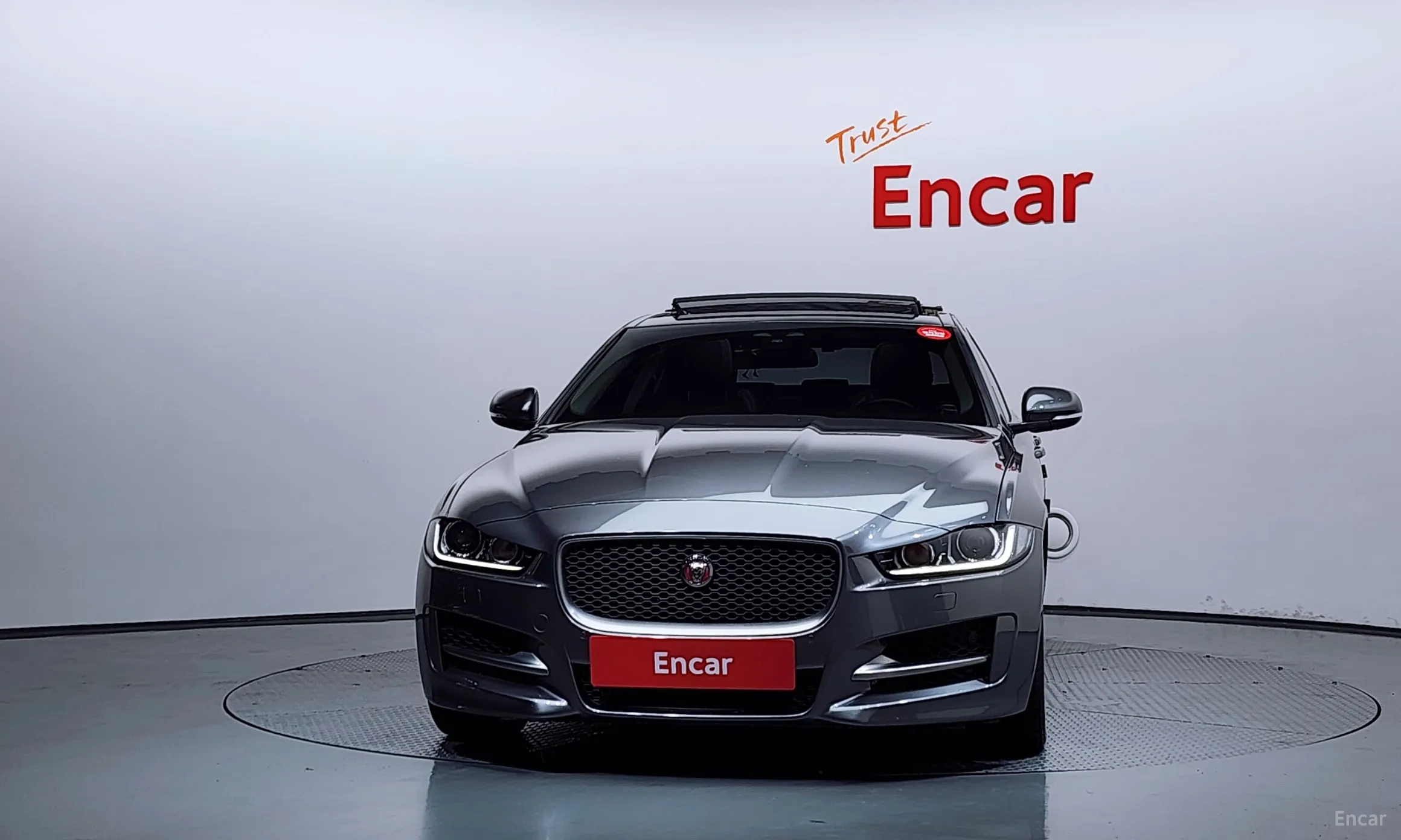 Jaguar XE превью 3