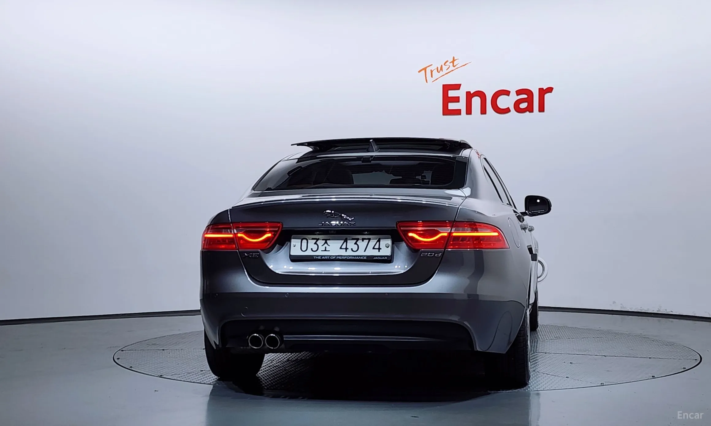 Jaguar XE превью 4