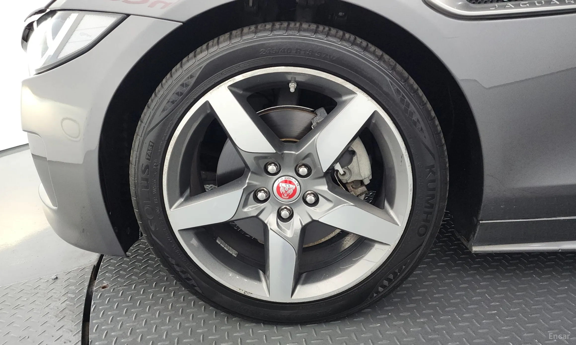 Jaguar XE превью 5