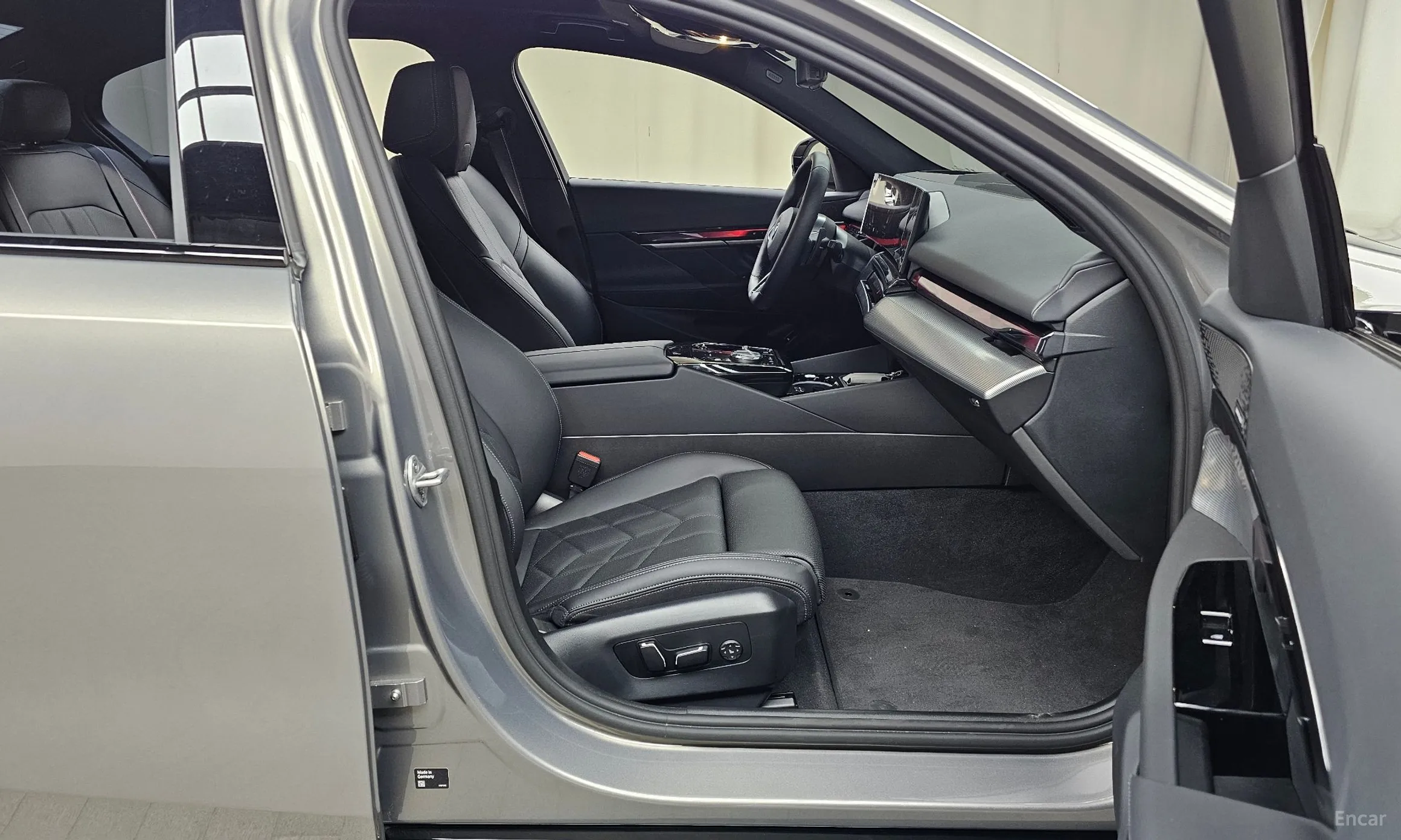 BMW 5 Series (G60) превью 11