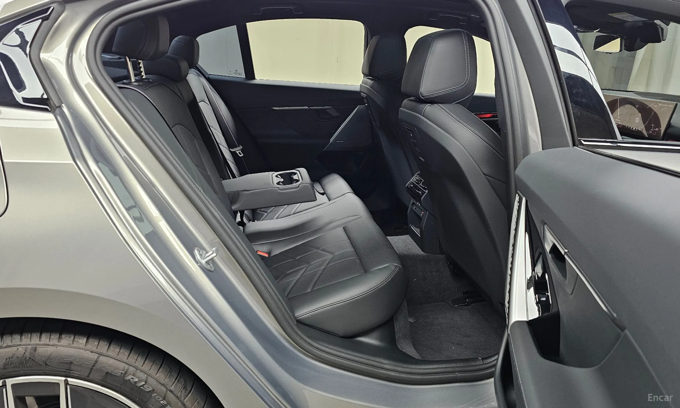 BMW 5 Series (G60) превью 12
