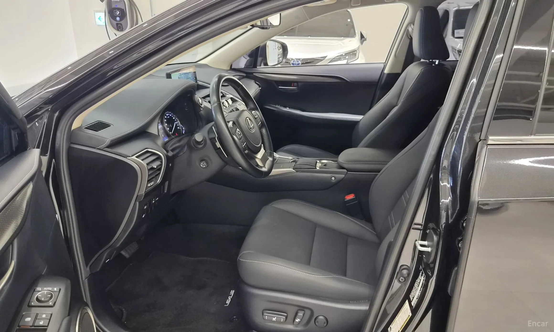 Lexus NX300h превью 10