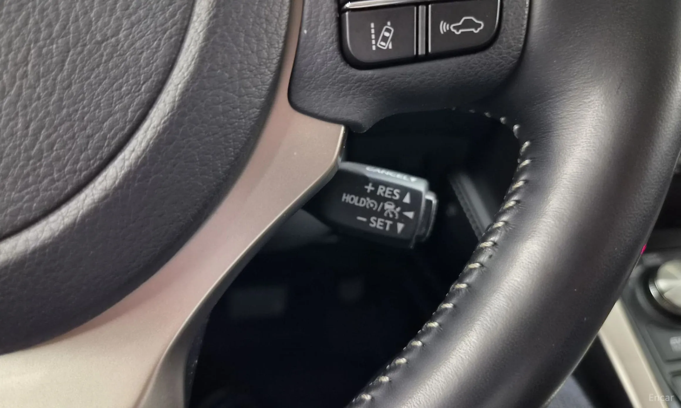 Lexus NX300h превью 12