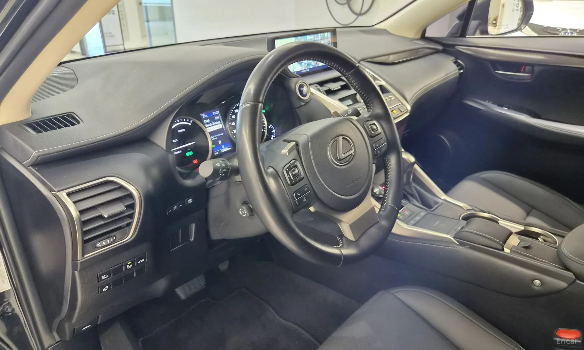 Lexus NX300h превью 13