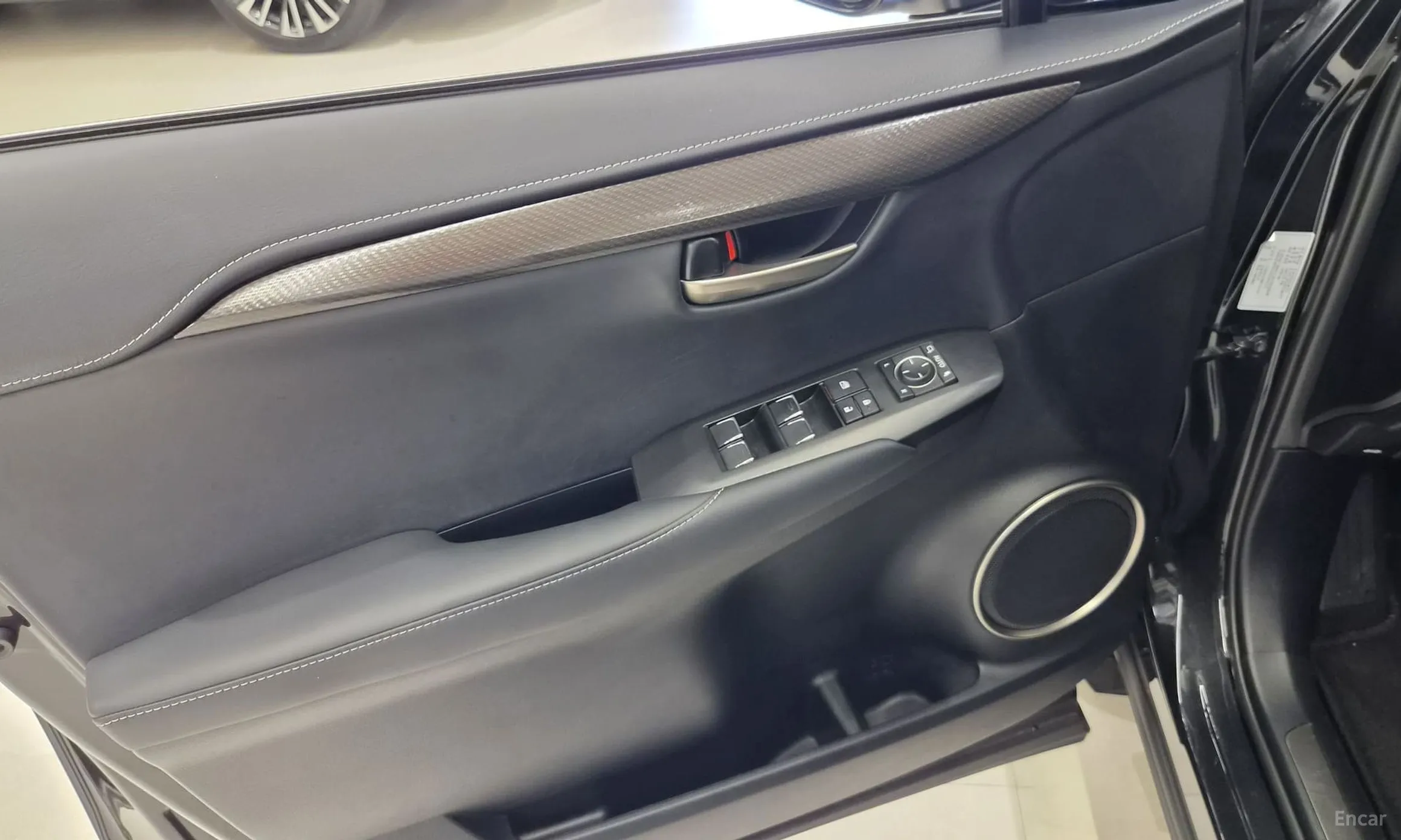 Lexus NX300h превью 16