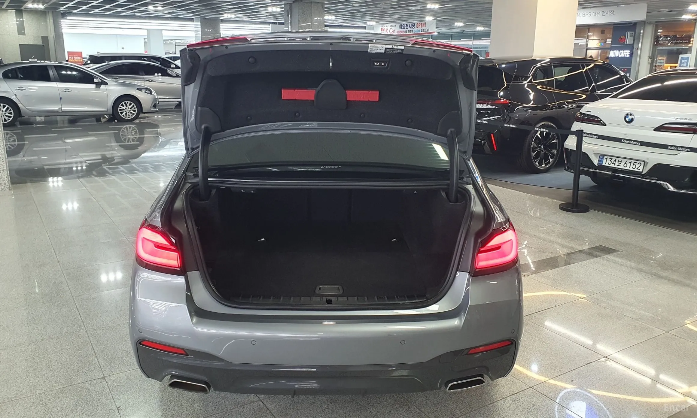 BMW 5 Series (G30) превью 10