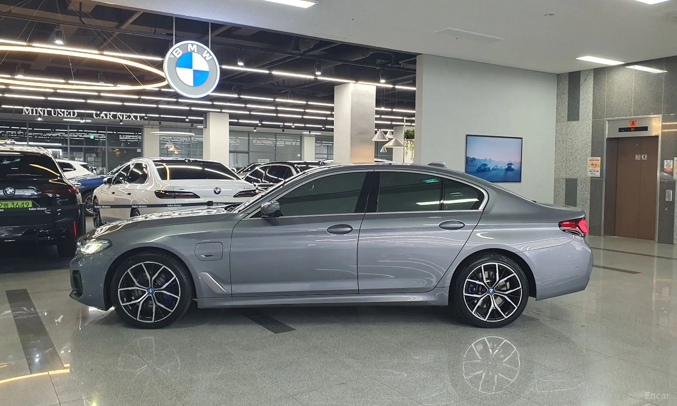 BMW 5 Series (G30) превью 20