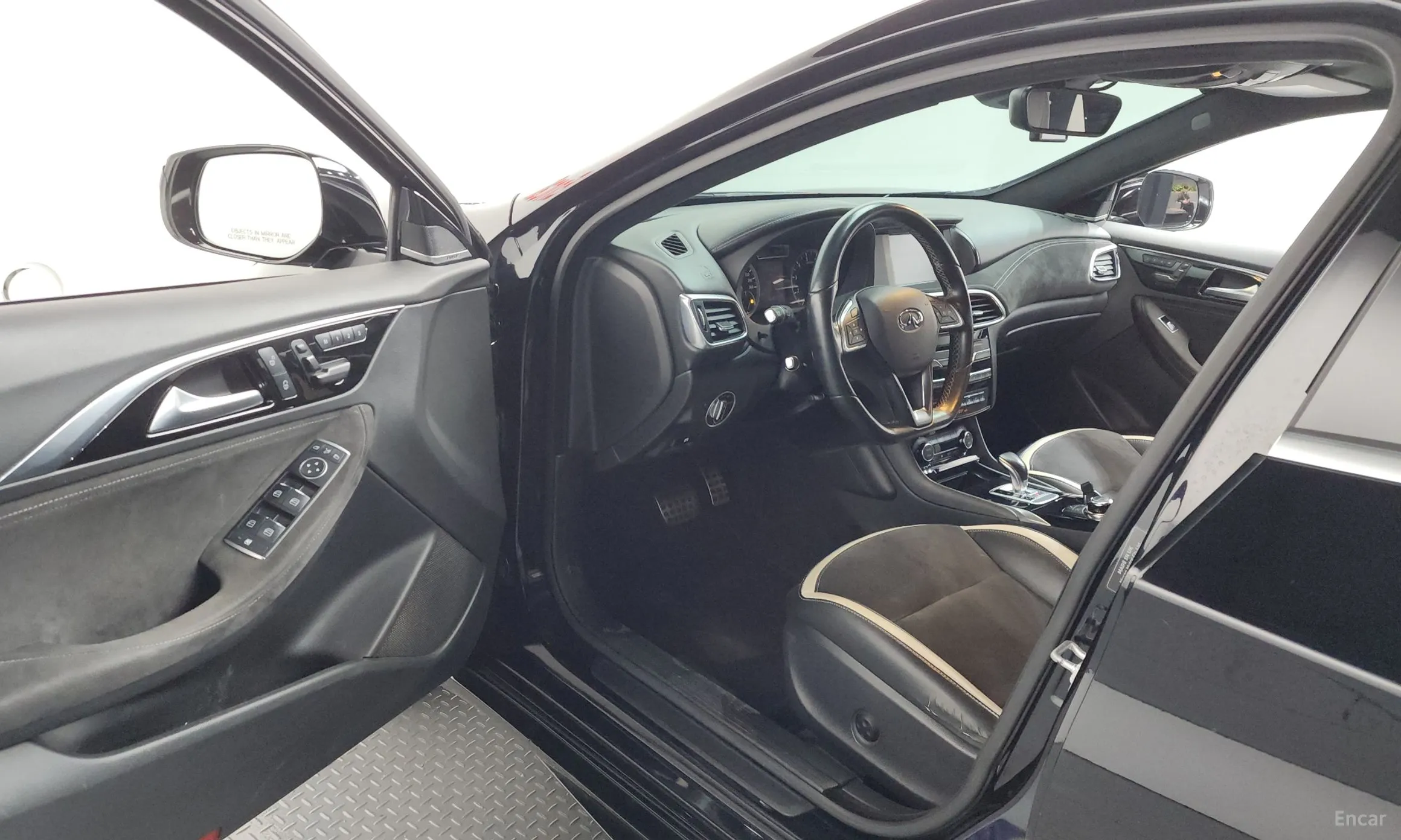 Infiniti Q30 превью 10