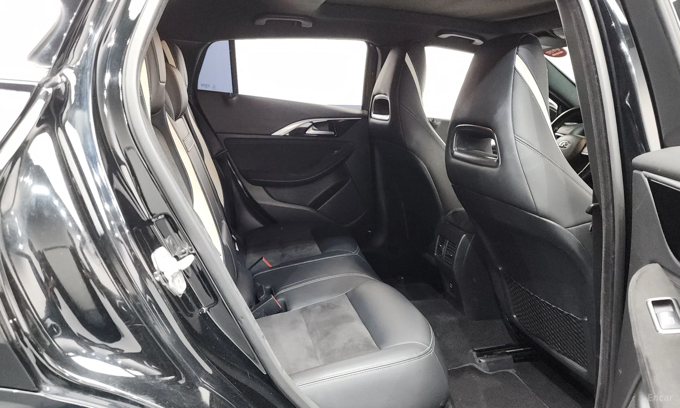 Infiniti Q30 превью 11