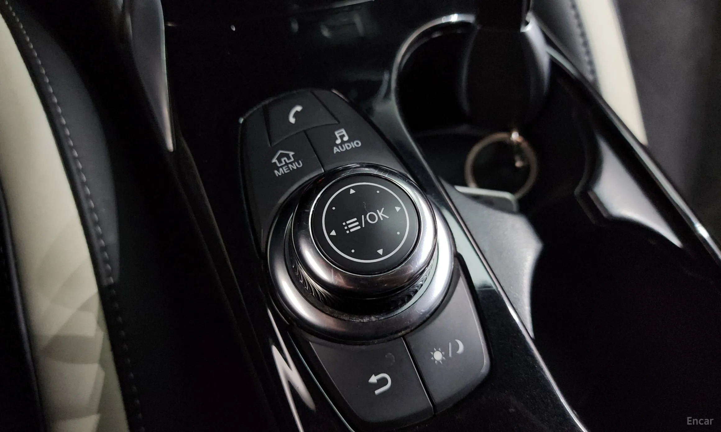 Infiniti Q30 превью 17