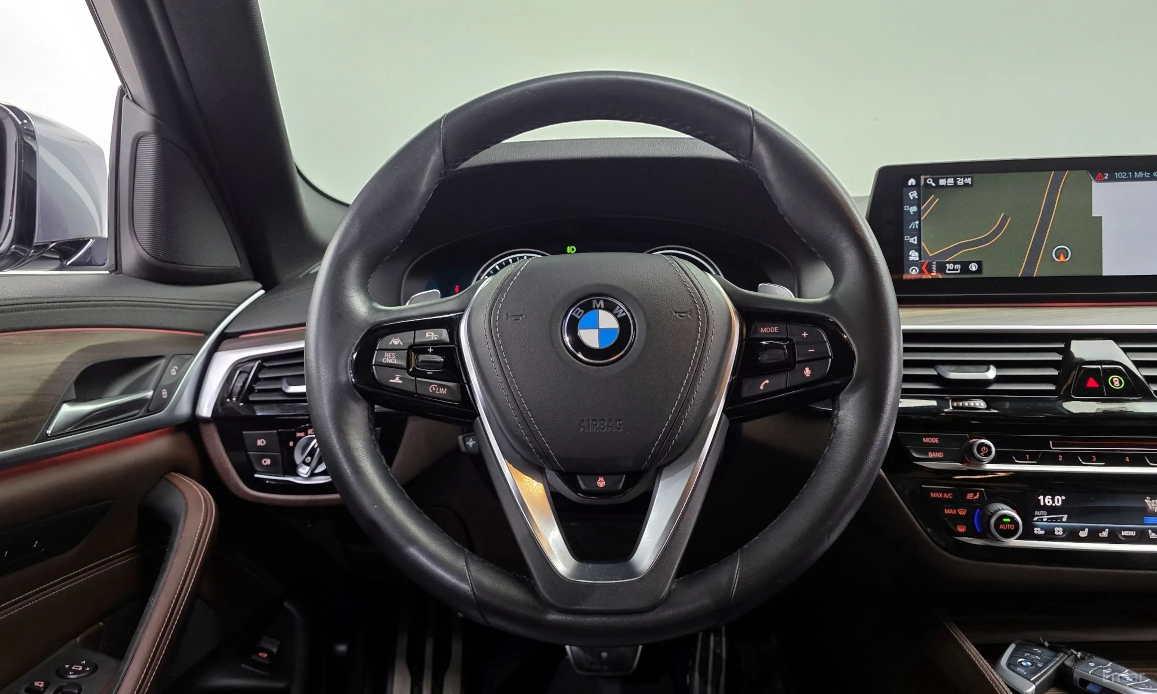 BMW 5 Series (G30) превью 13