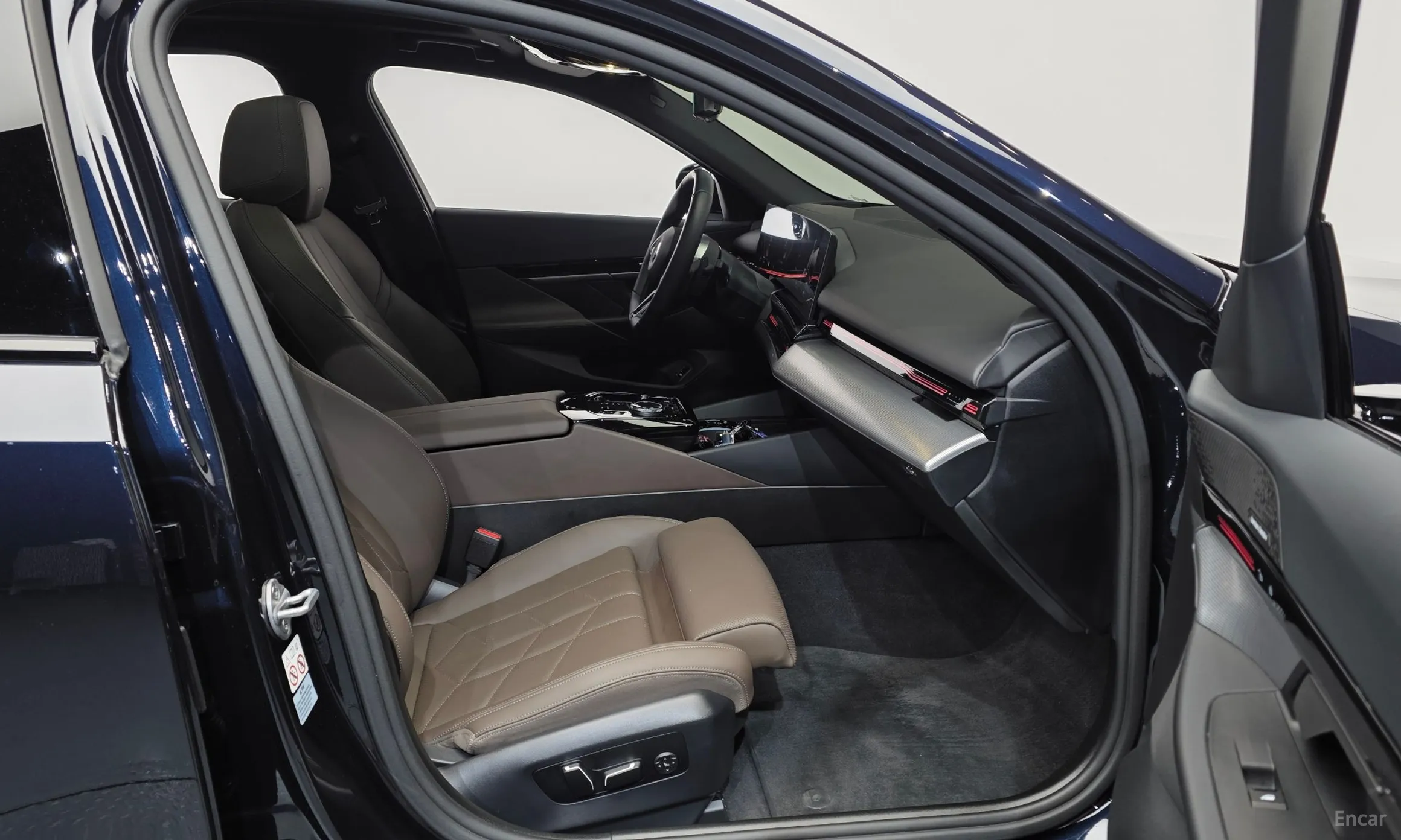 BMW 5 Series (G60) превью 11