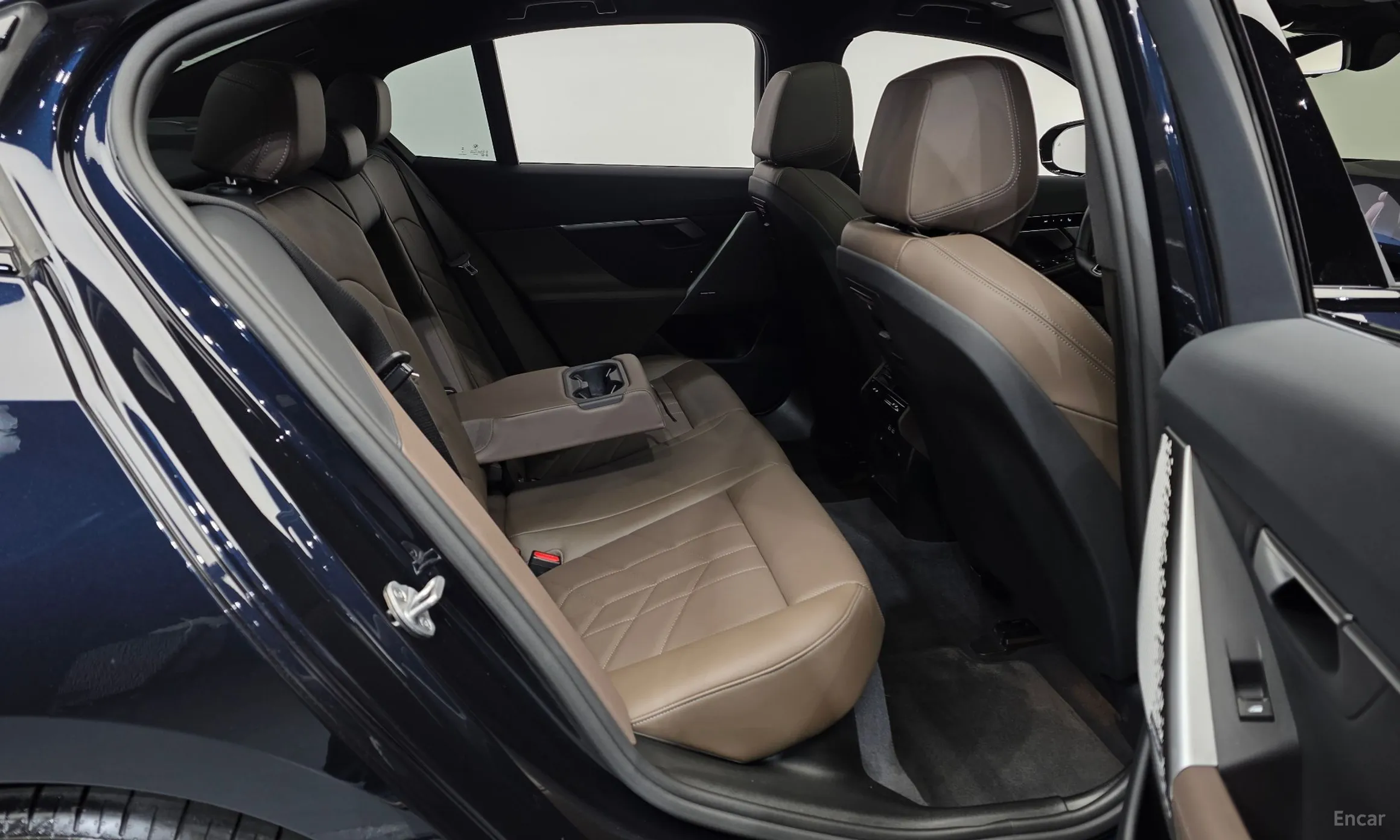 BMW 5 Series (G60) превью 12