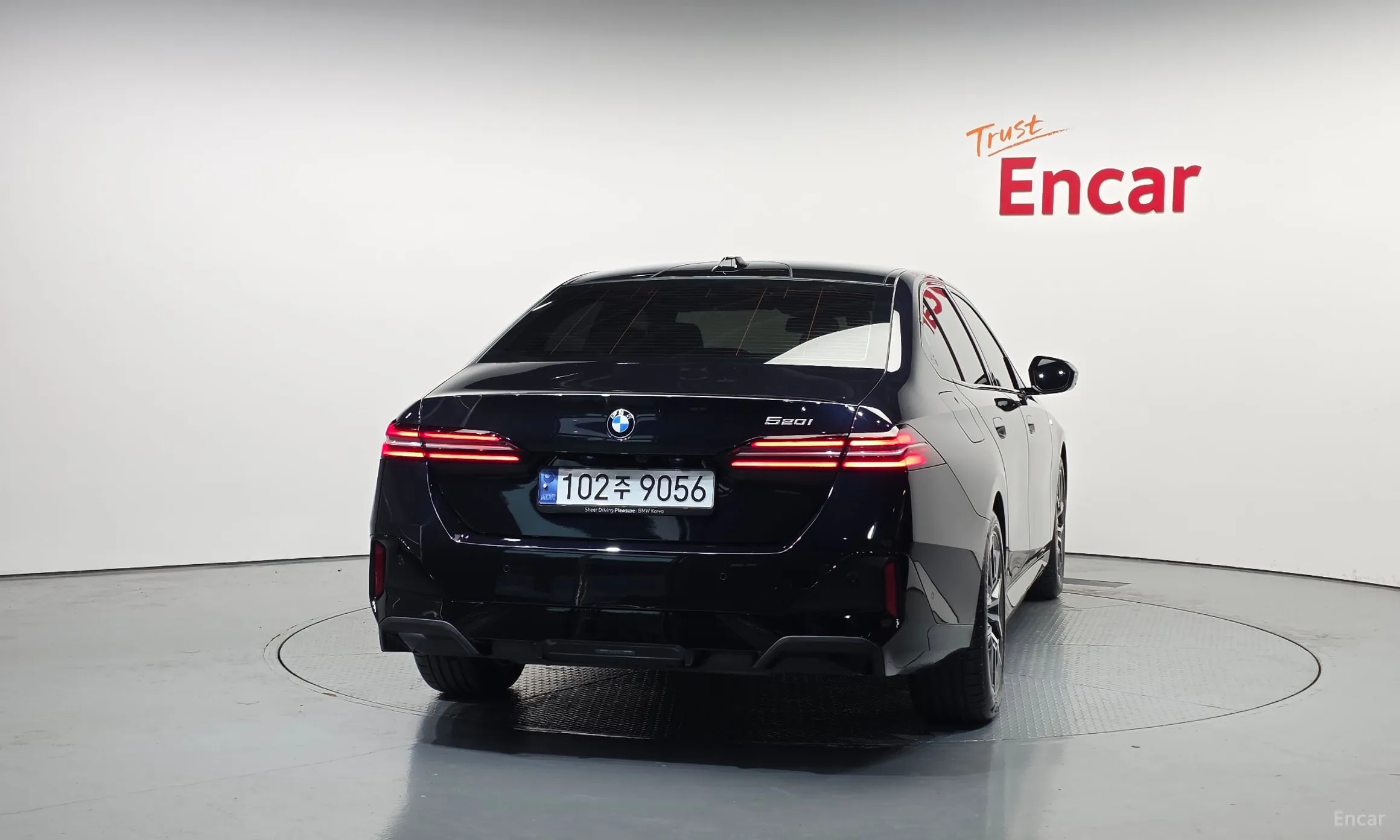 BMW 5 Series (G60) превью 4