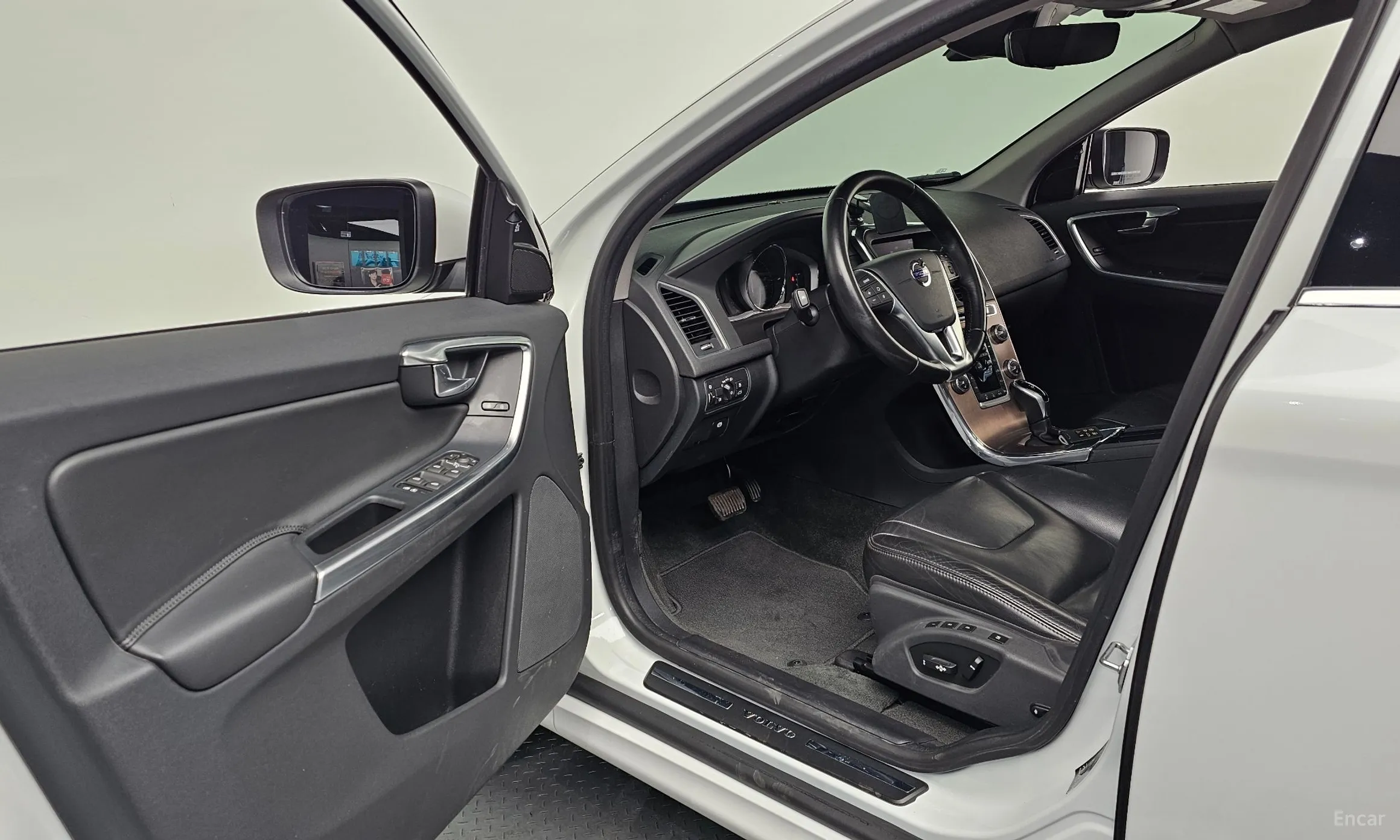 Volvo XC60 превью 10