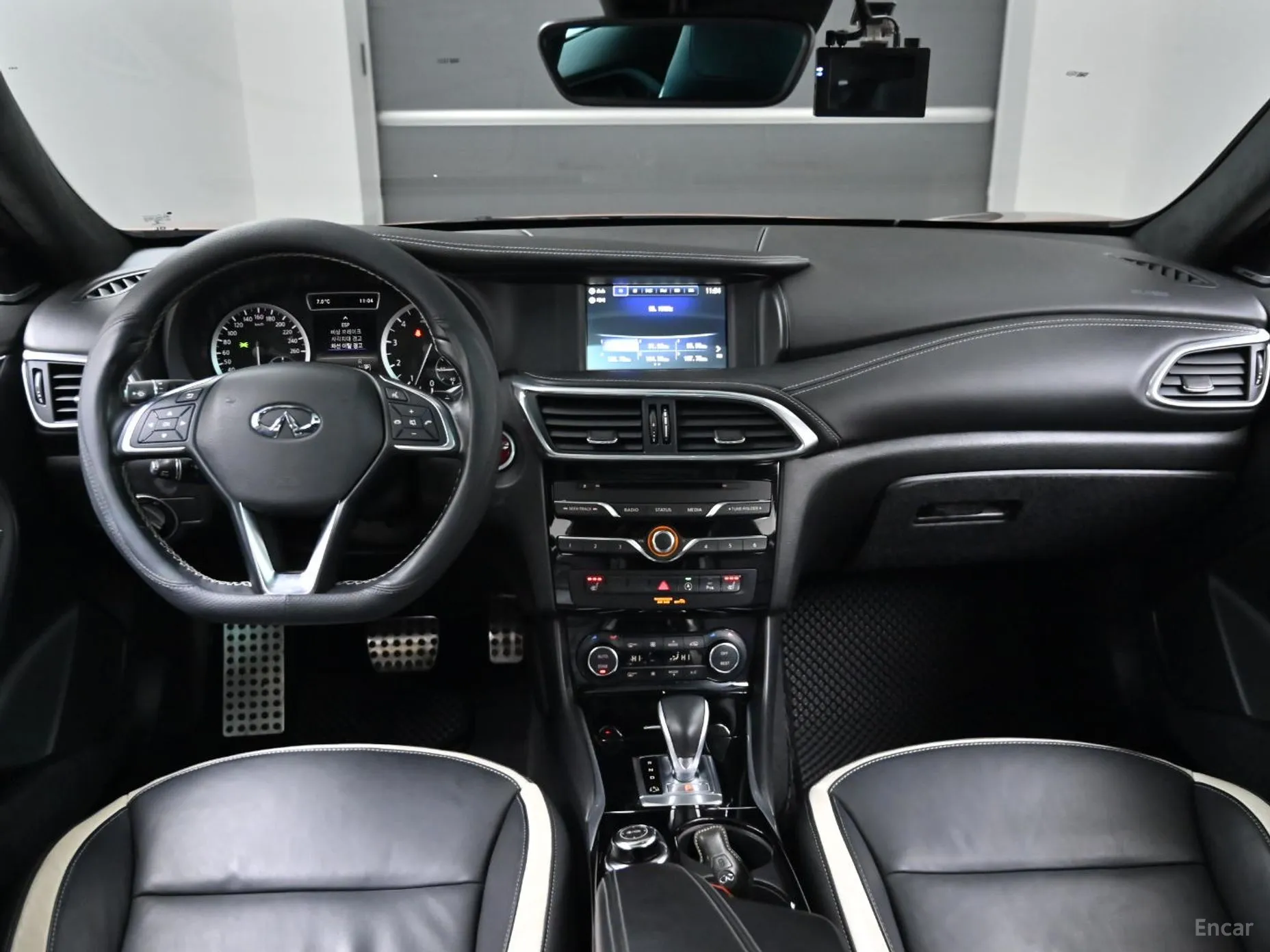 Infiniti Q30 превью 7