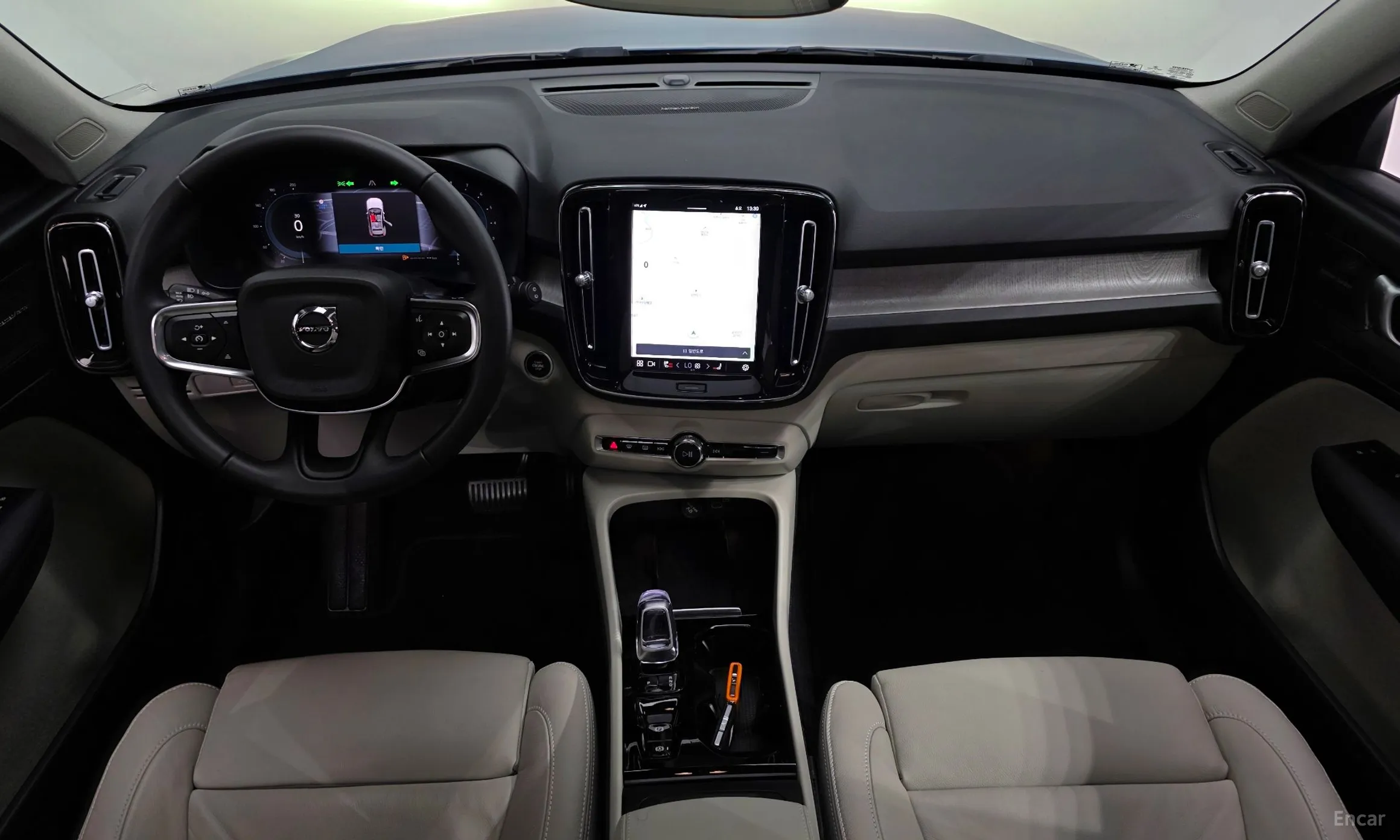 Volvo XC40 превью 7