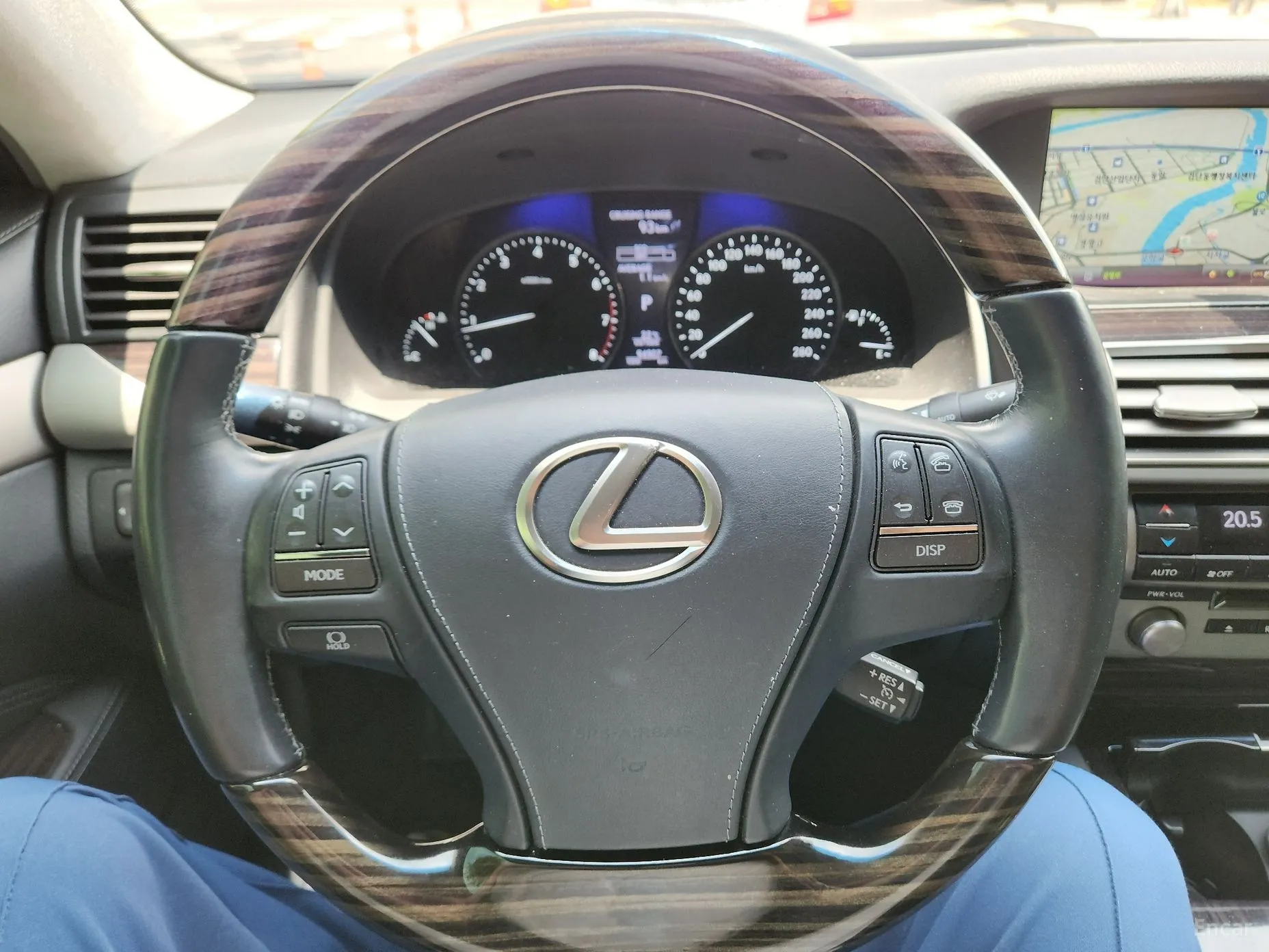 Lexus LS460 превью 13