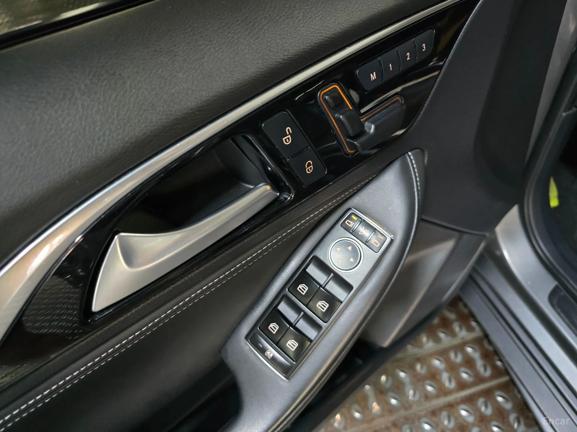 Infiniti Q30 превью 11
