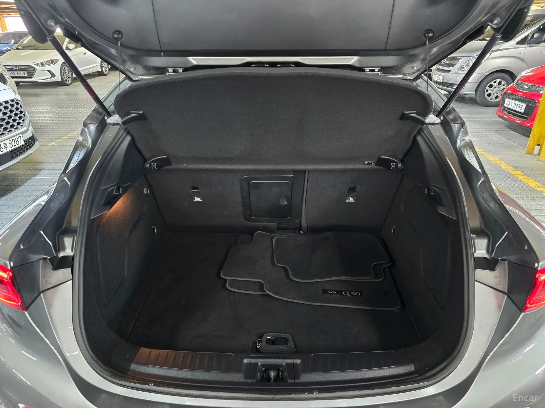 Infiniti Q30 превью 19