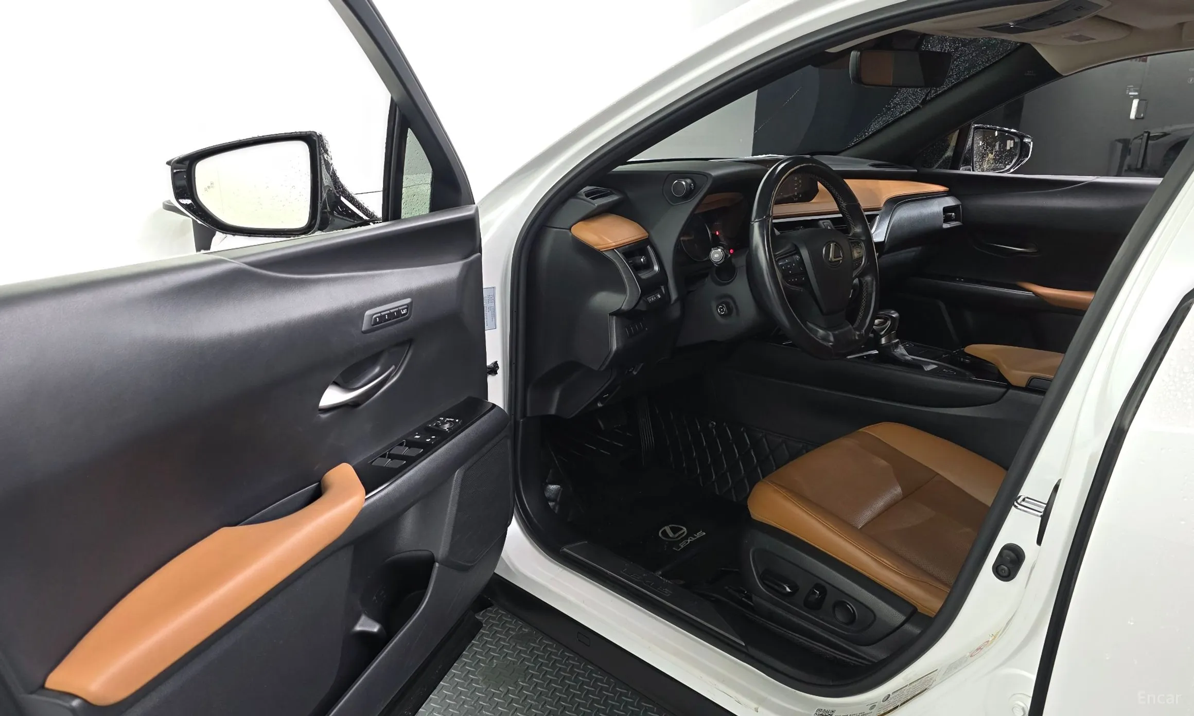 Lexus UX250h превью 10