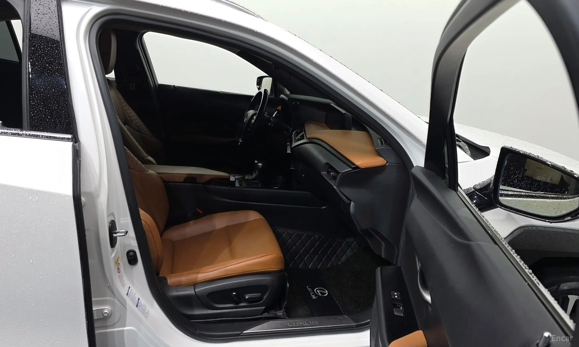 Lexus UX250h превью 11