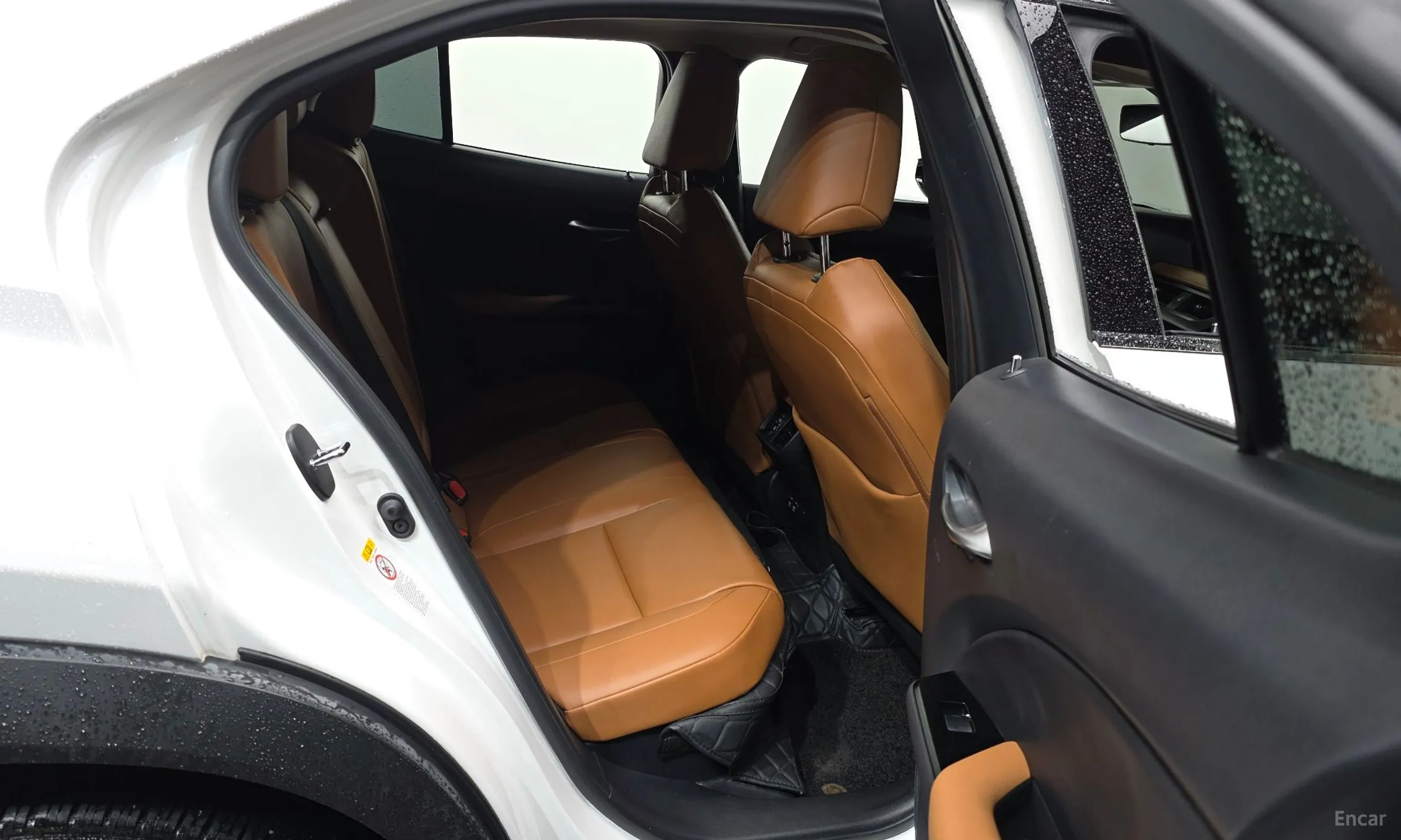 Lexus UX250h превью 12