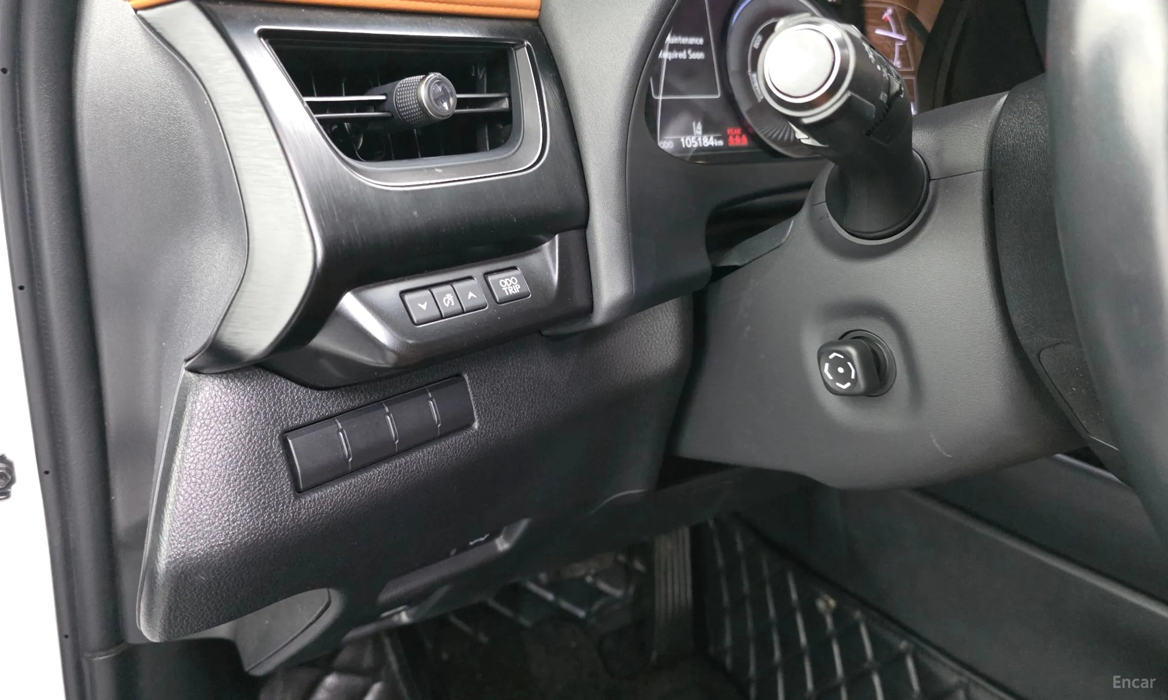 Lexus UX250h превью 14