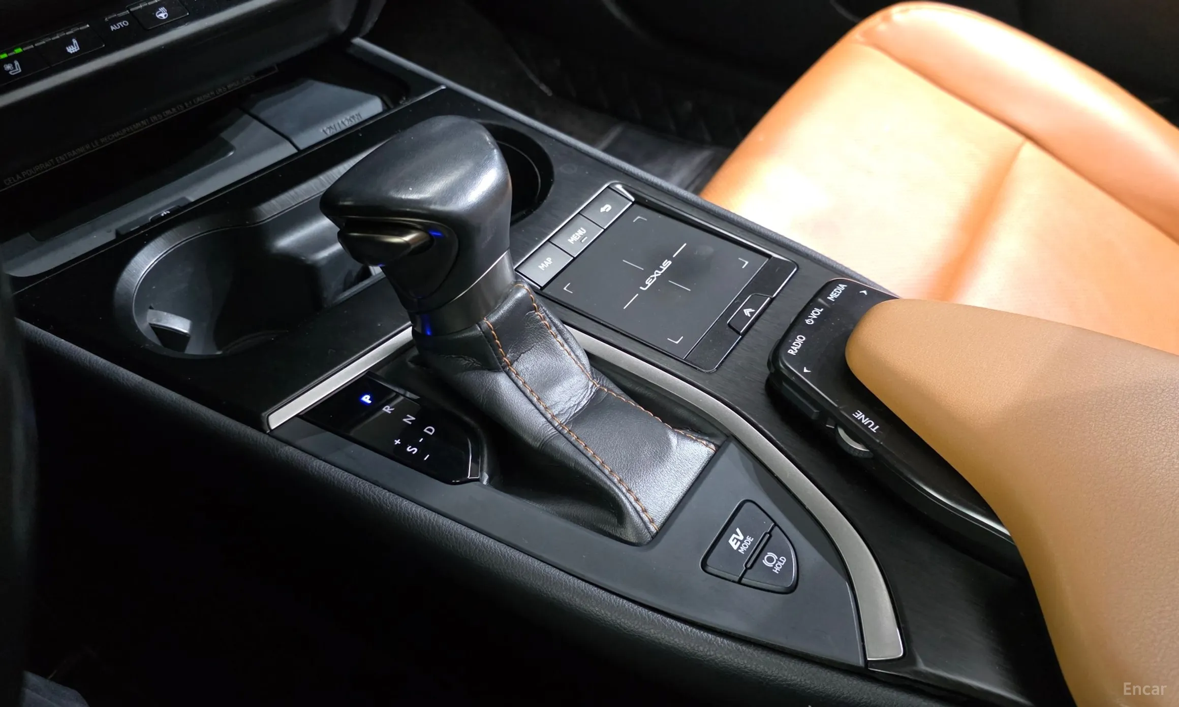 Lexus UX250h превью 9