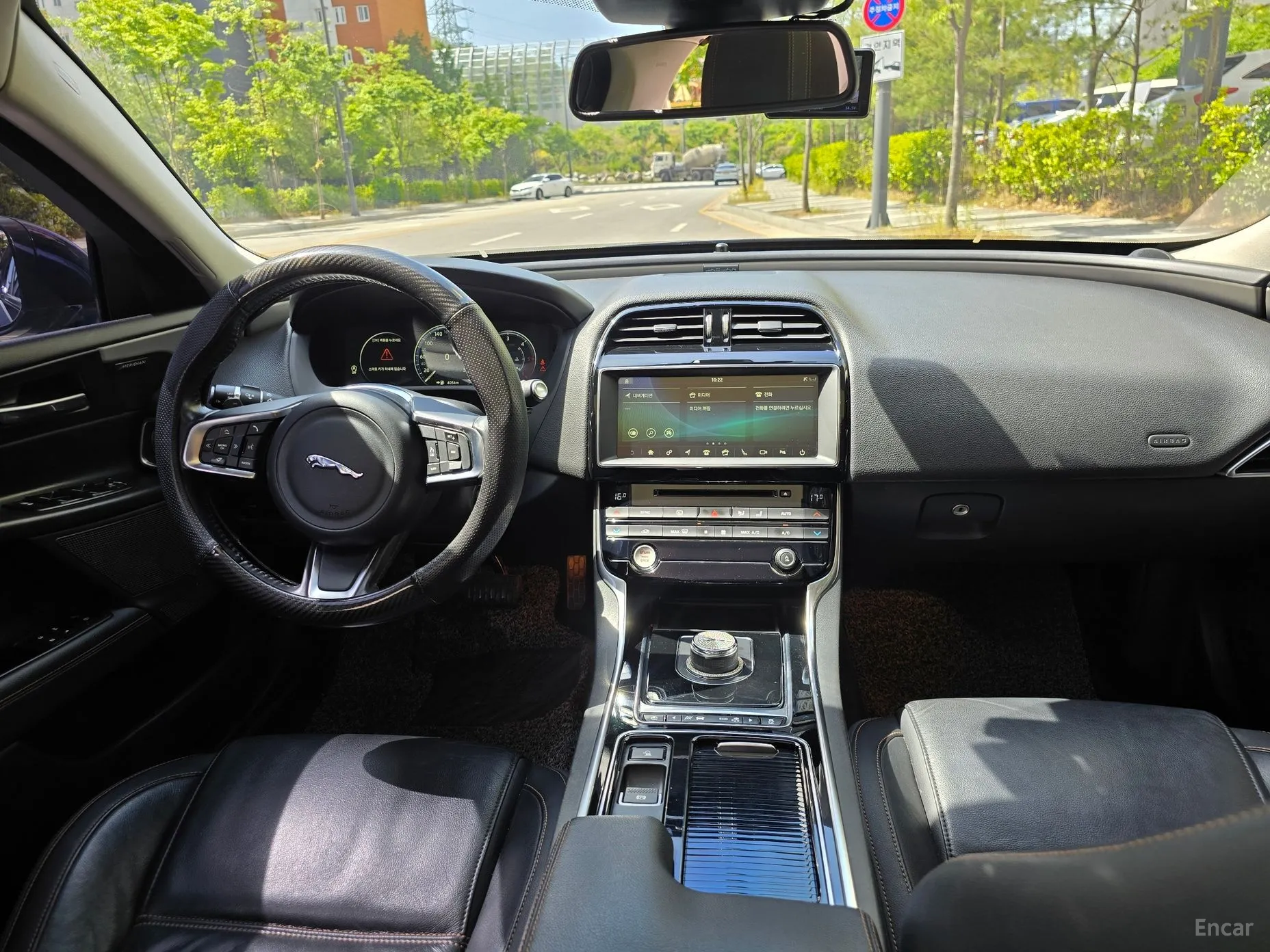 Jaguar XE превью 10