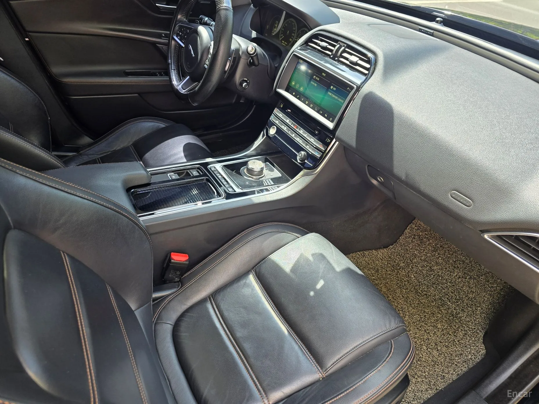 Jaguar XE превью 11