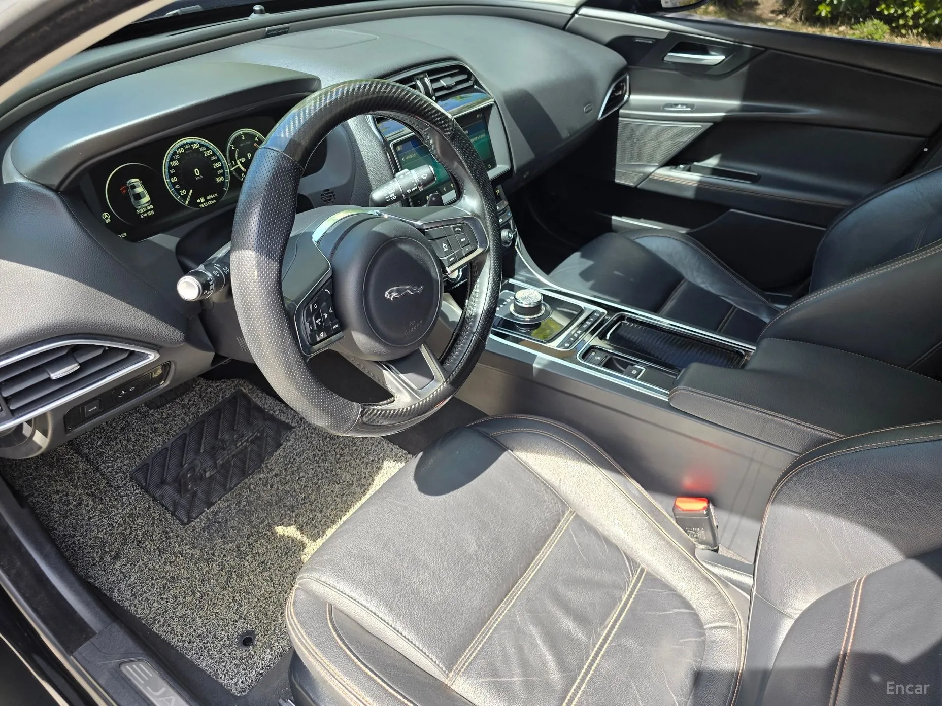 Jaguar XE превью 12
