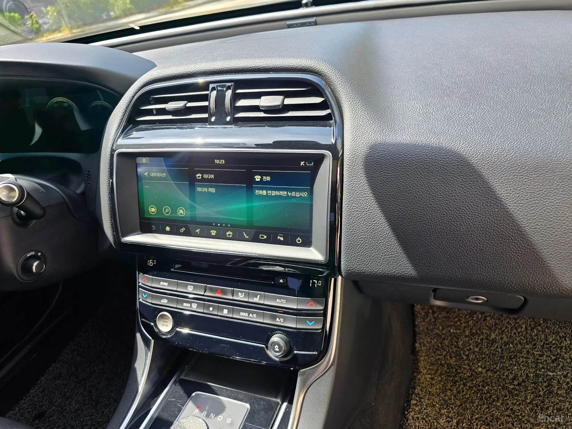 Jaguar XE превью 14