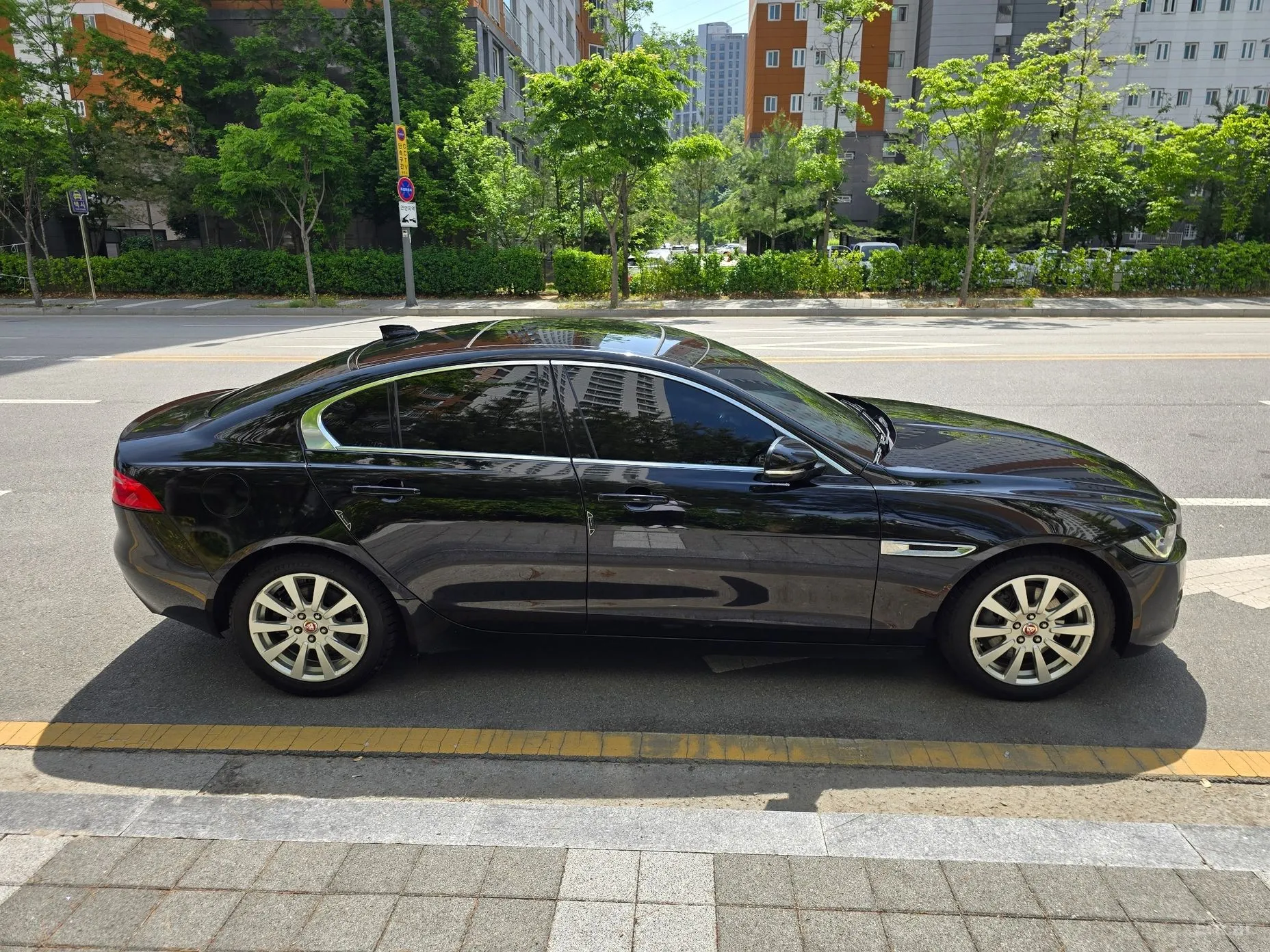Jaguar XE превью 4