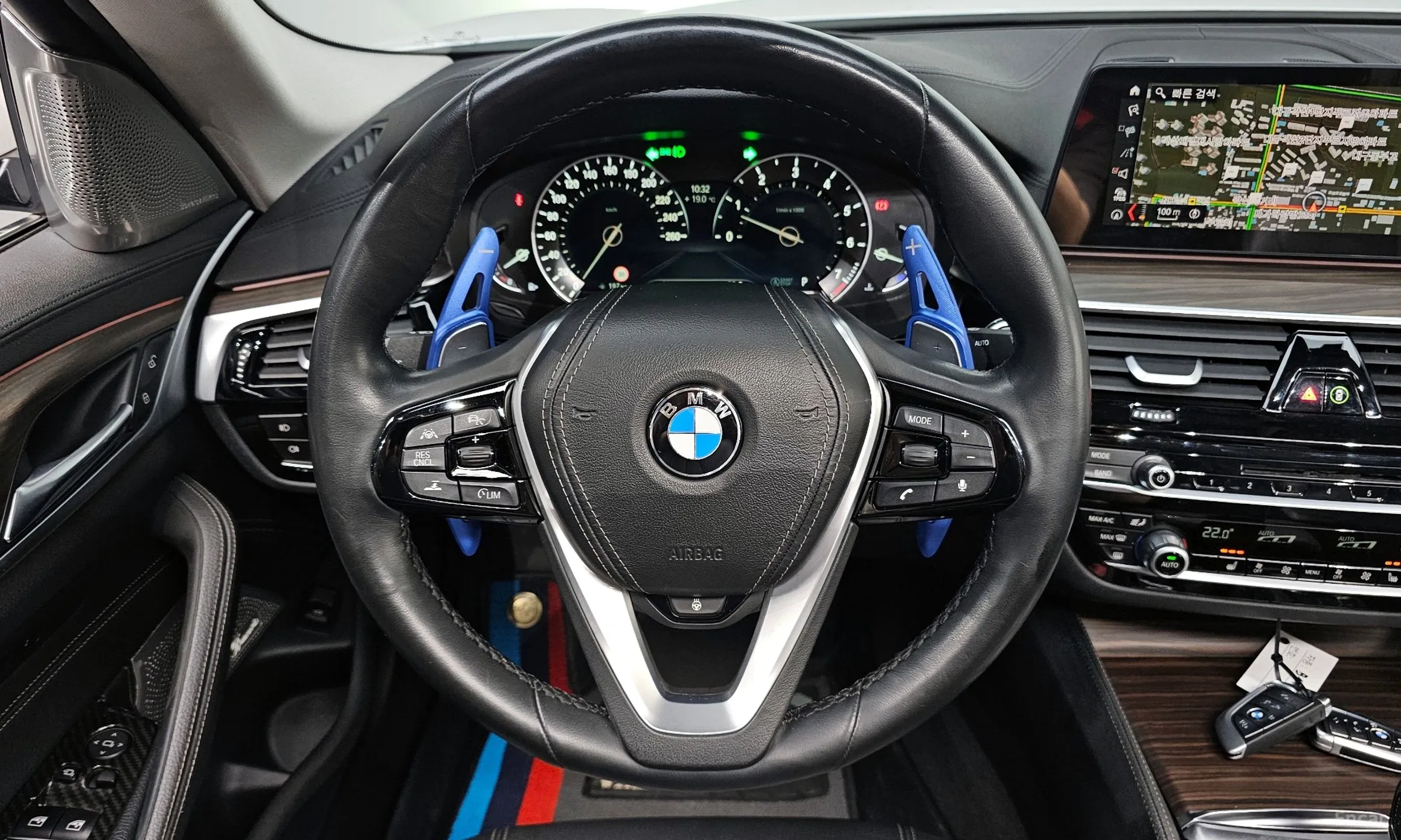 BMW 5 Series (G30) превью 12