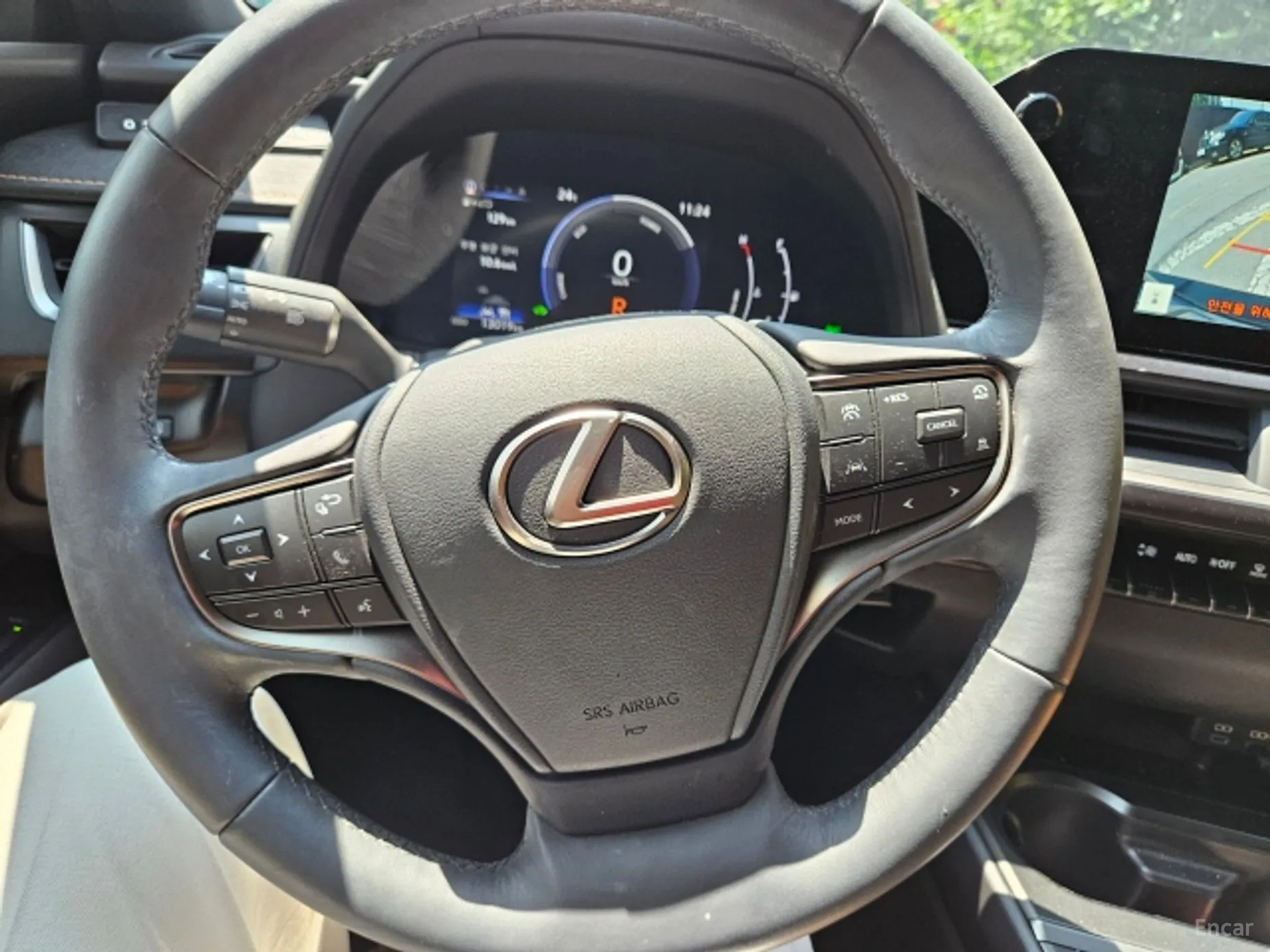 Lexus UX300h превью 14