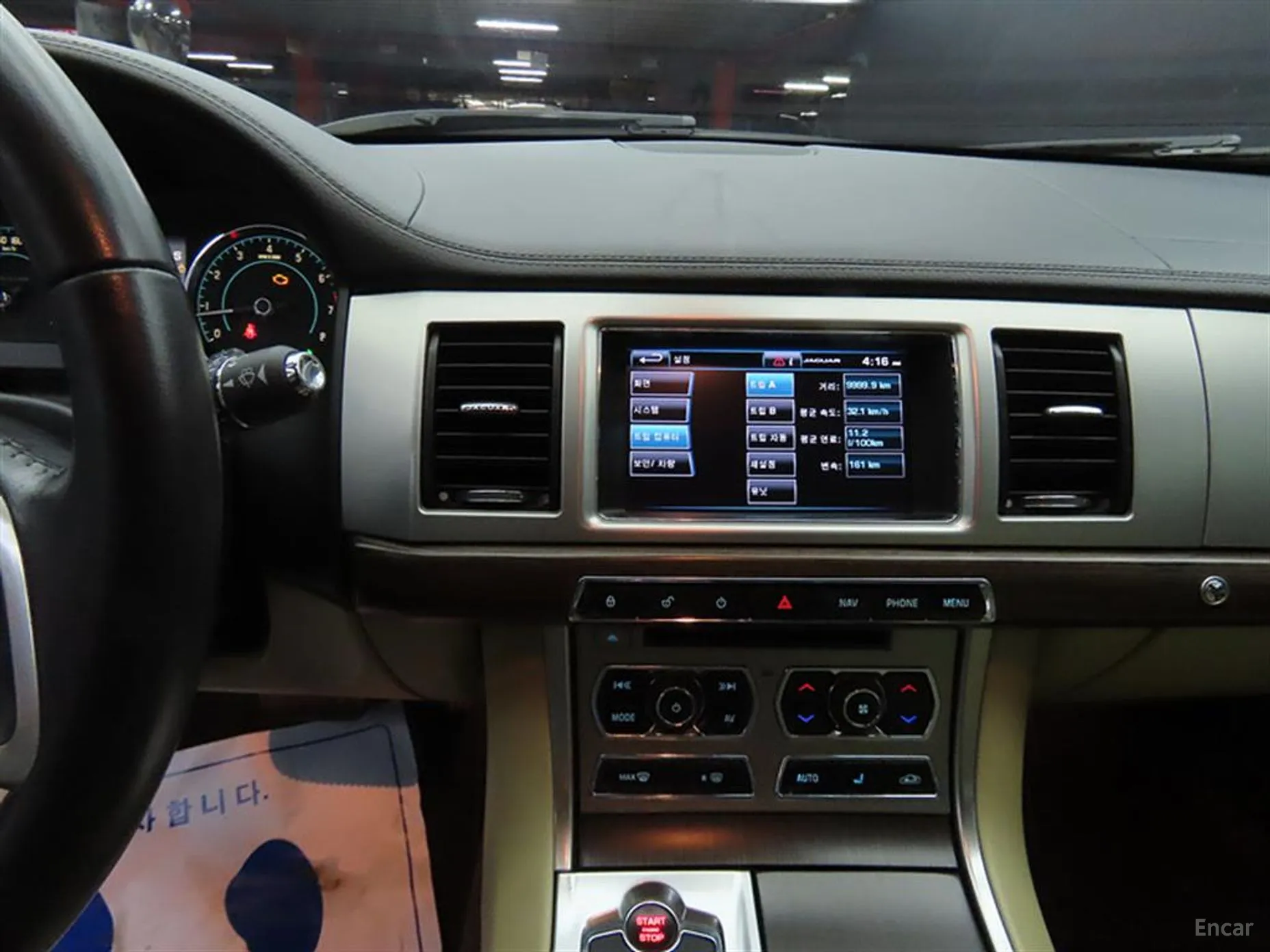 Jaguar New XF превью 10