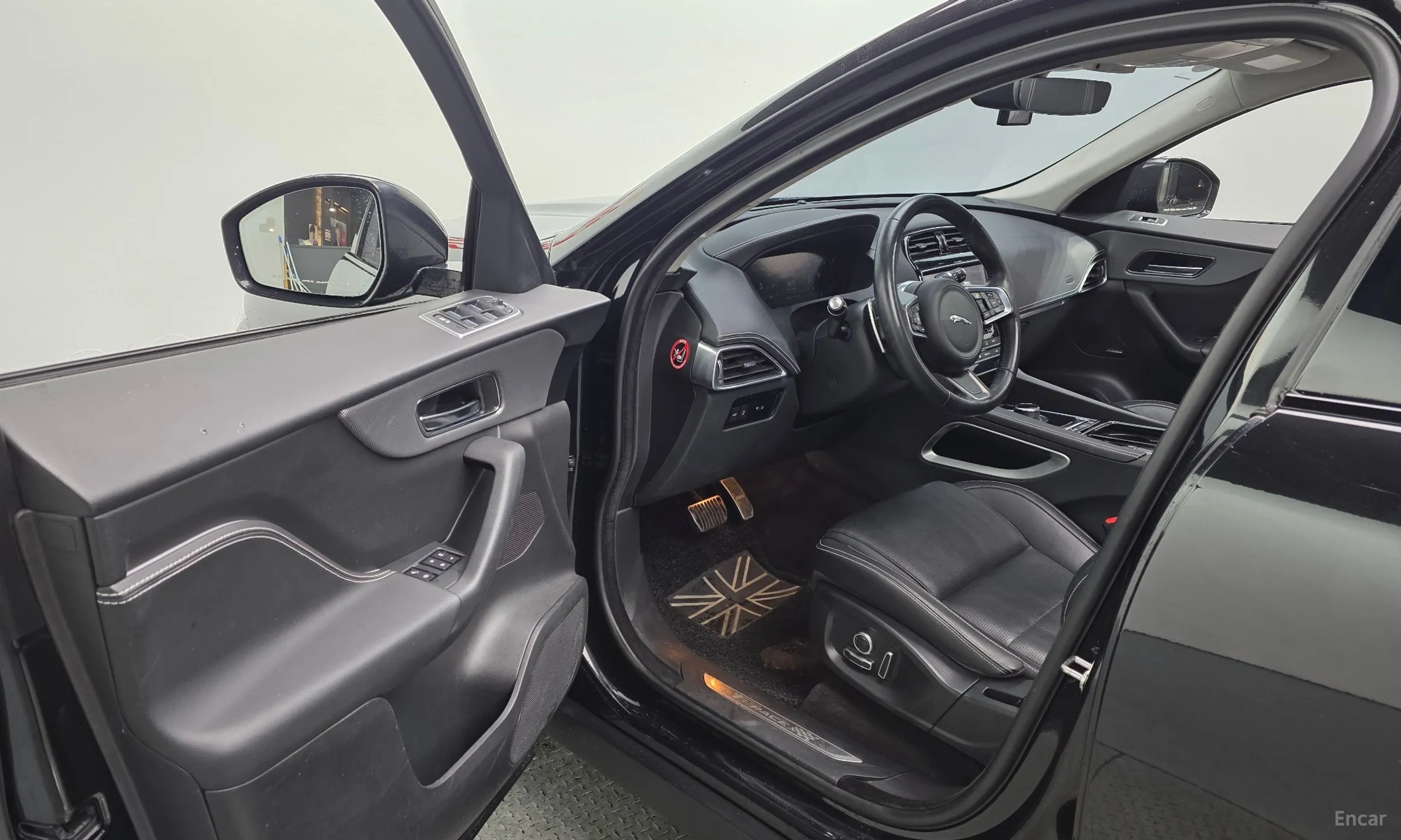 Jaguar F-PACE превью 10