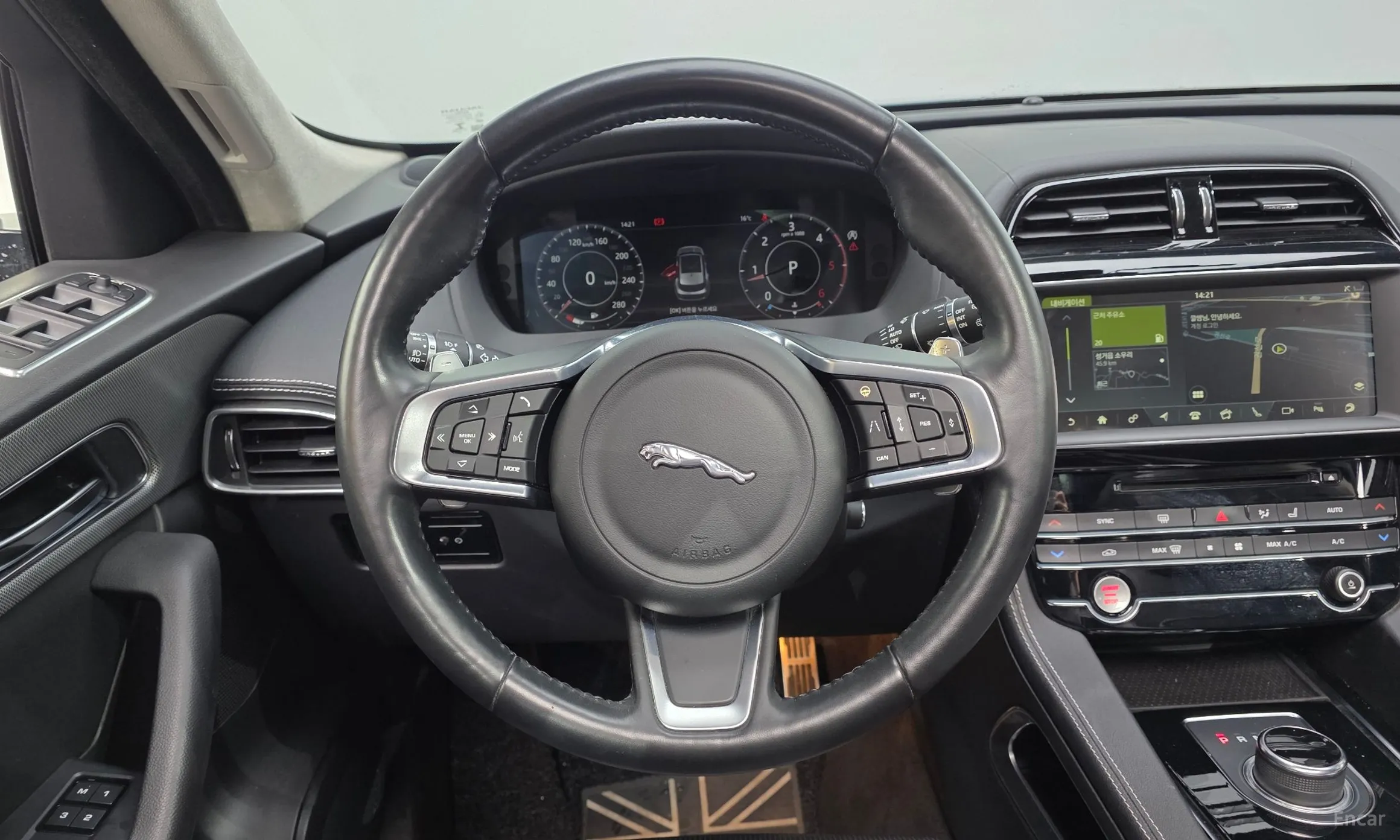 Jaguar F-PACE превью 14