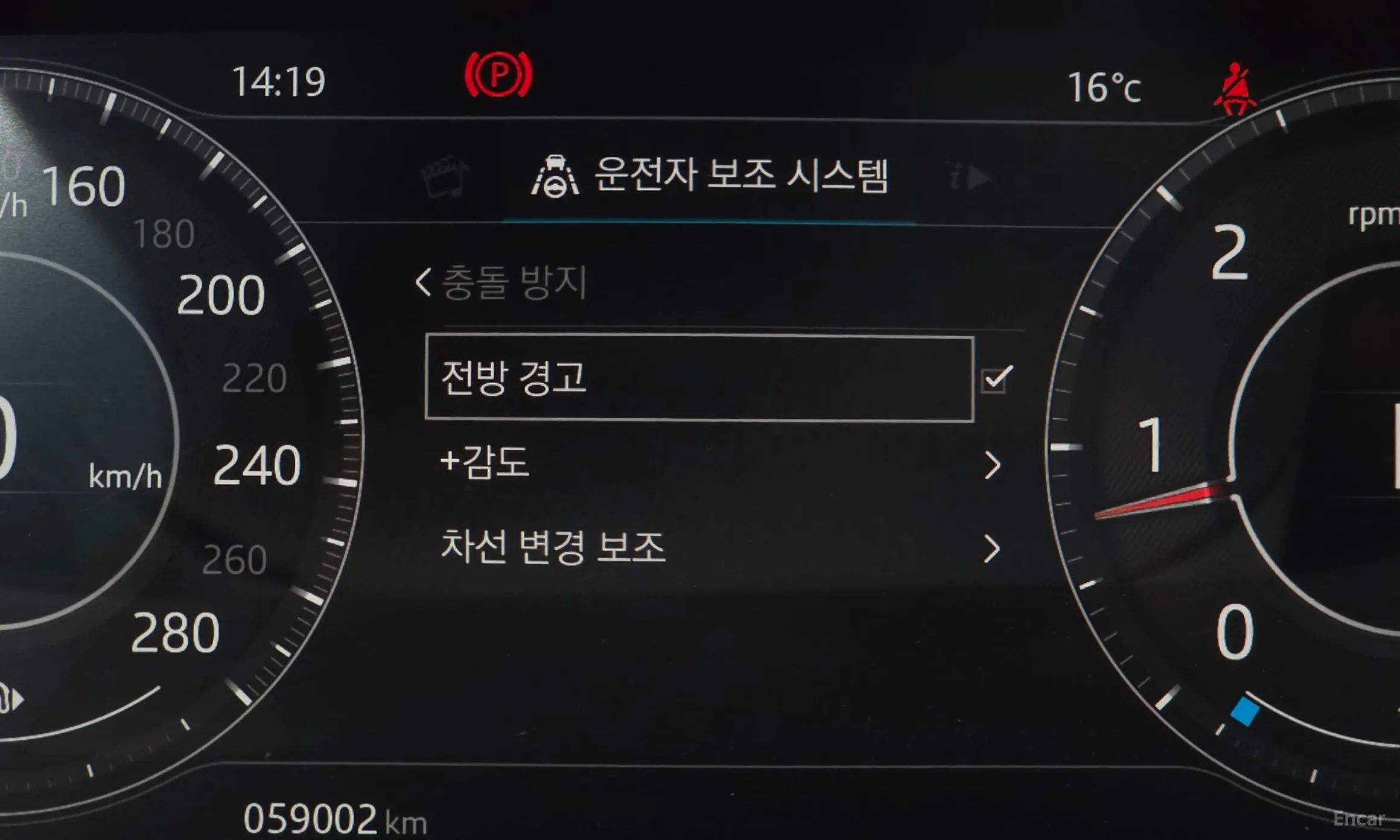 Jaguar F-PACE превью 18