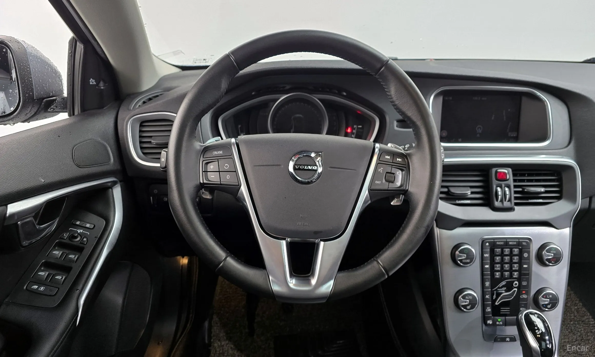 Volvo V40 превью 13